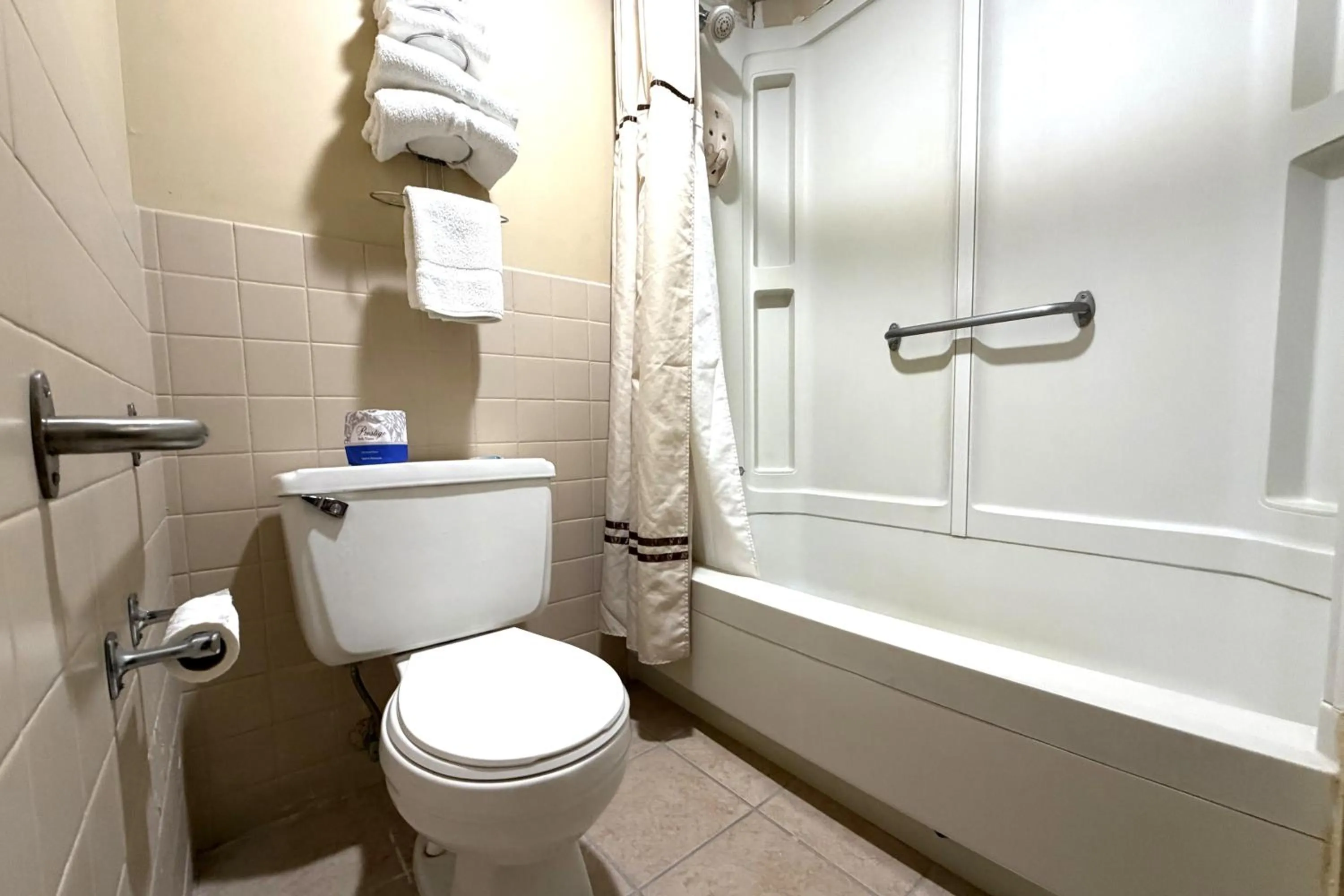 Bathroom in Fairview Inn Hesston Near Wichita