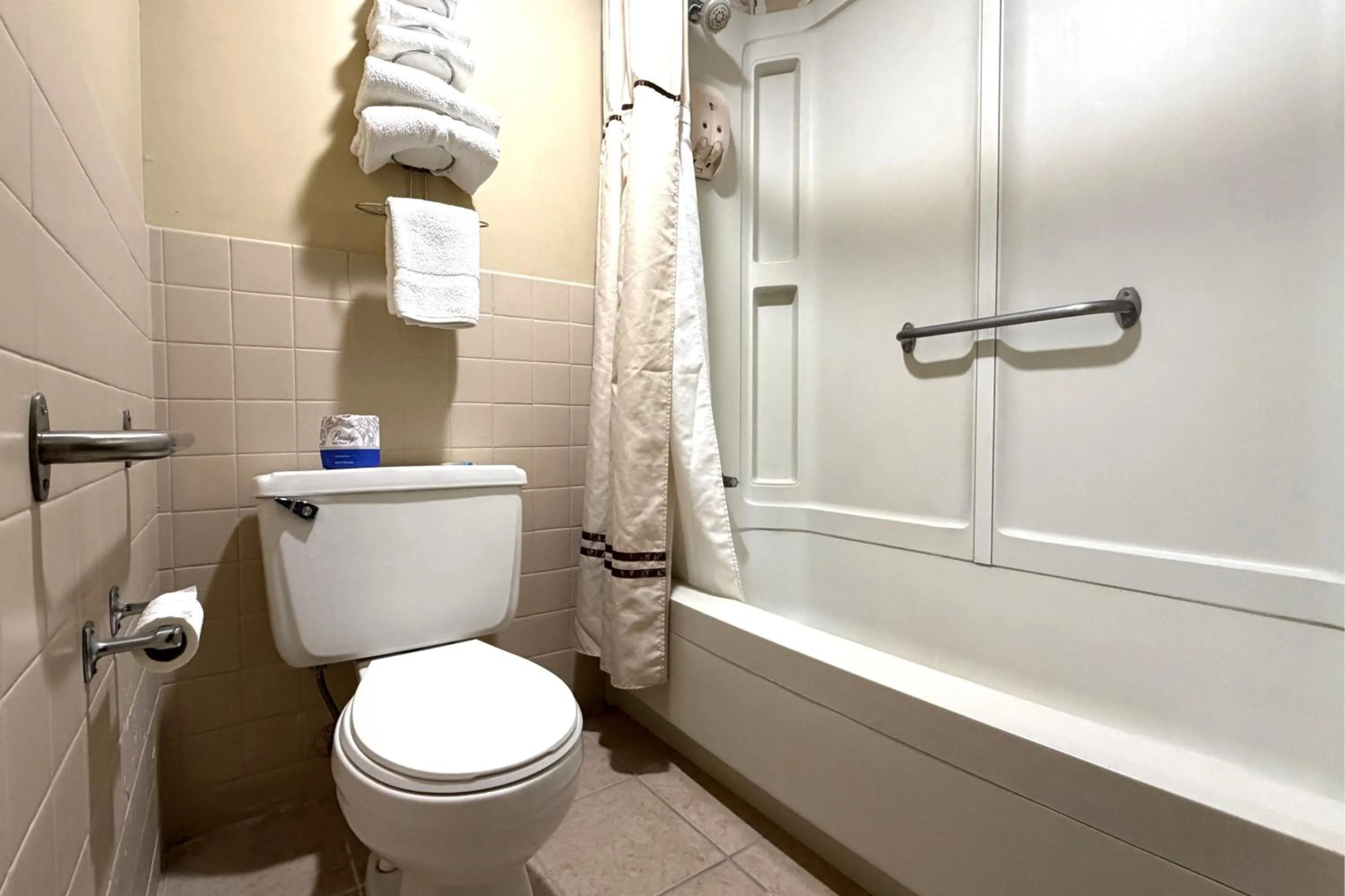 Bathroom in Fairview Inn Hesston Near Wichita