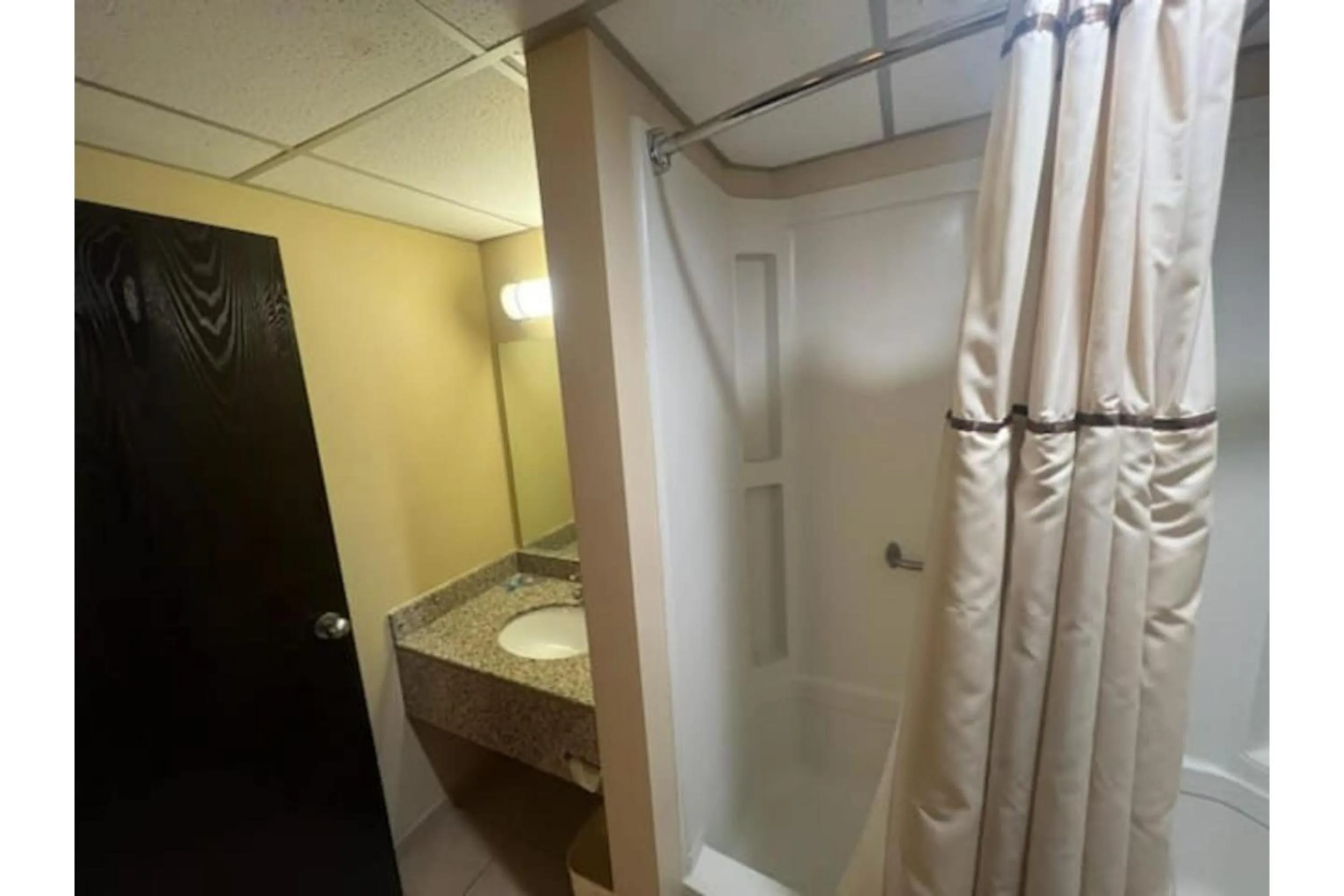 Bathroom in Fairview Inn By OYO Hesston I-135