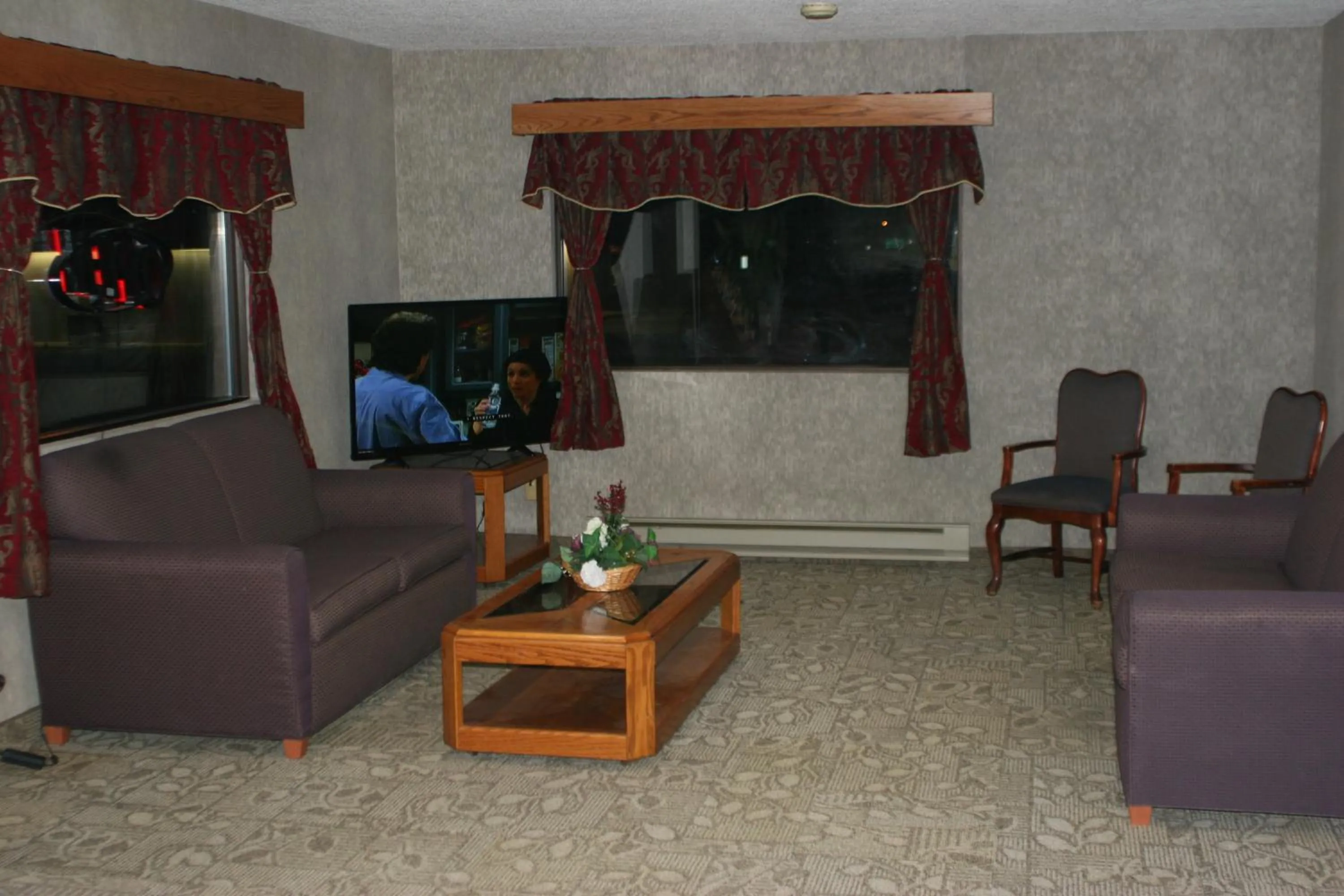 Communal lounge/ TV room, Seating Area in Americas Best Value Inn Ullin Mounds