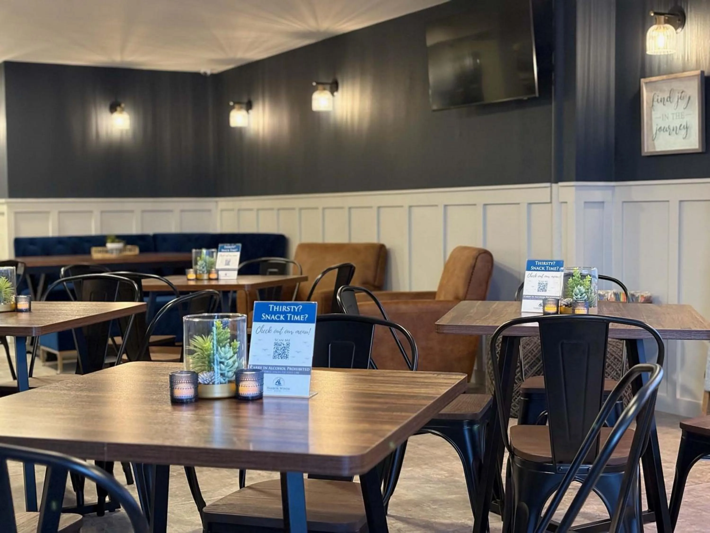 Dining area in Harbor Winds Hotel