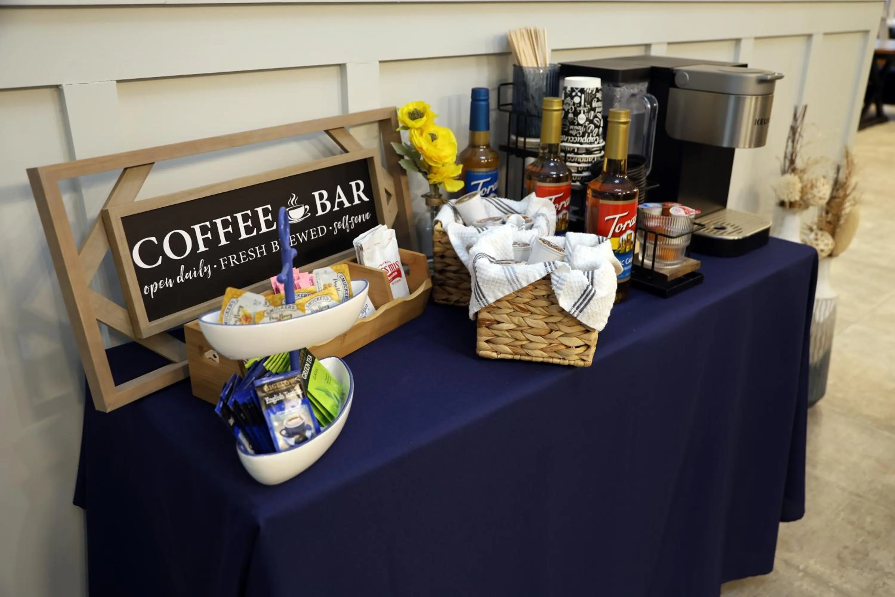 Coffee/tea facilities in Harbor Winds Hotel