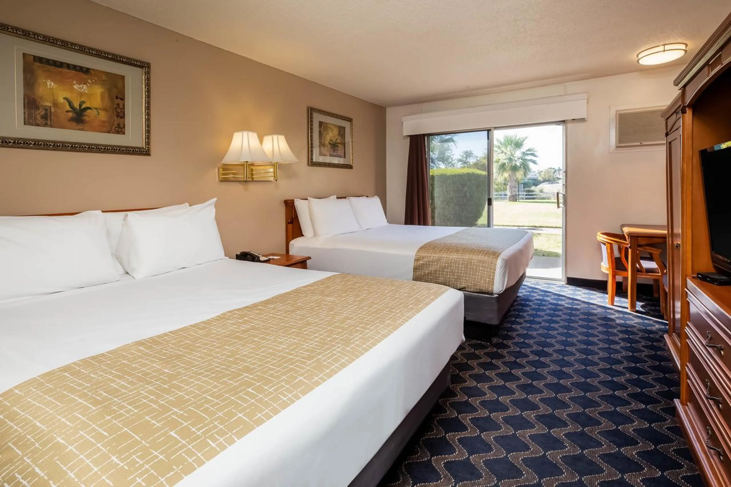 Other, Bed in Travelodge by Wyndham Red Bluff South of Redding