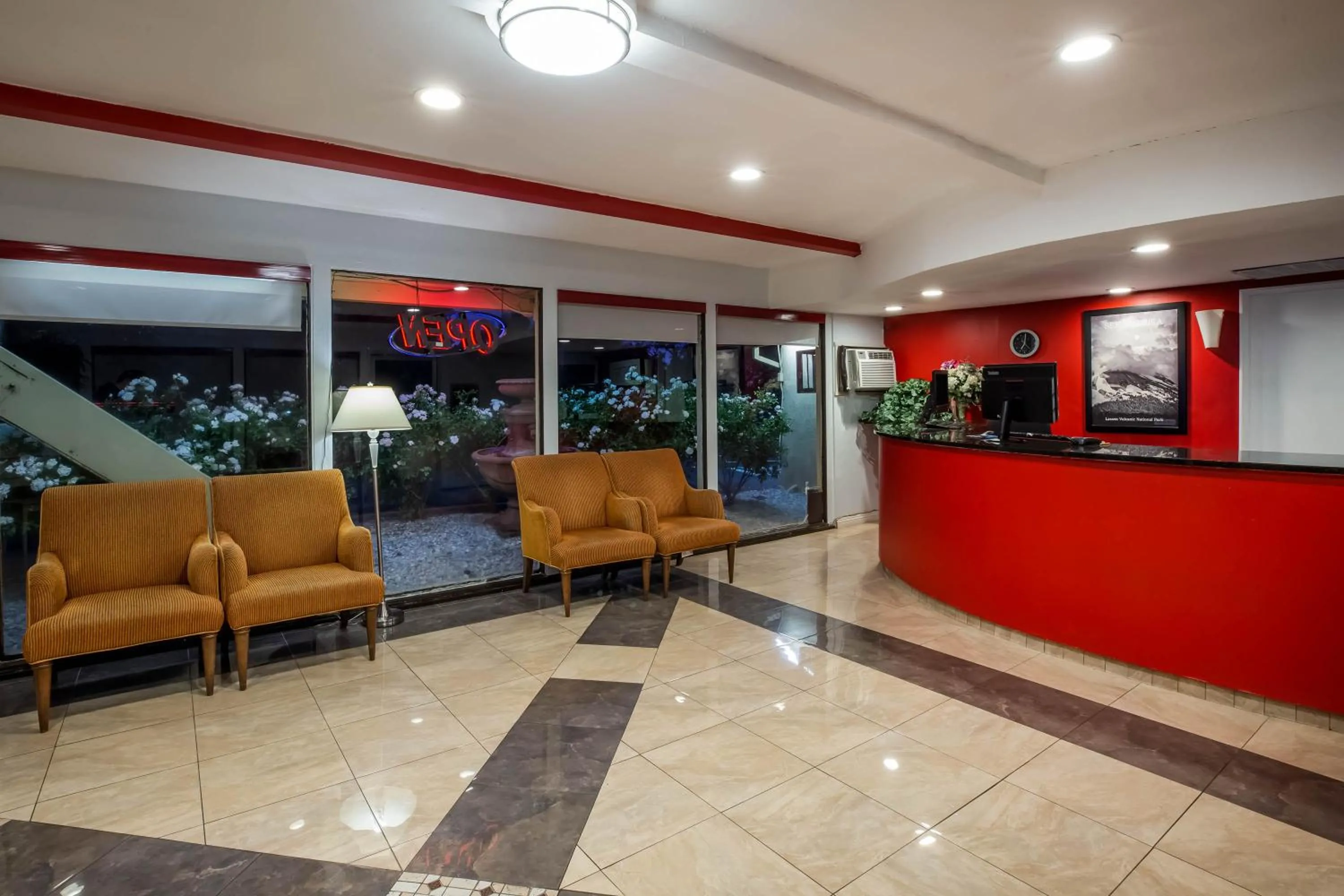 Lobby or reception in Travelodge by Wyndham Red Bluff South of Redding
