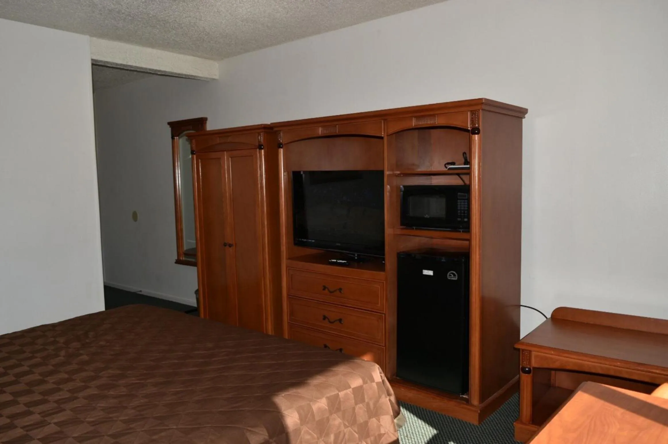 TV and multimedia in Travelodge by Wyndham Red Bluff South of Redding