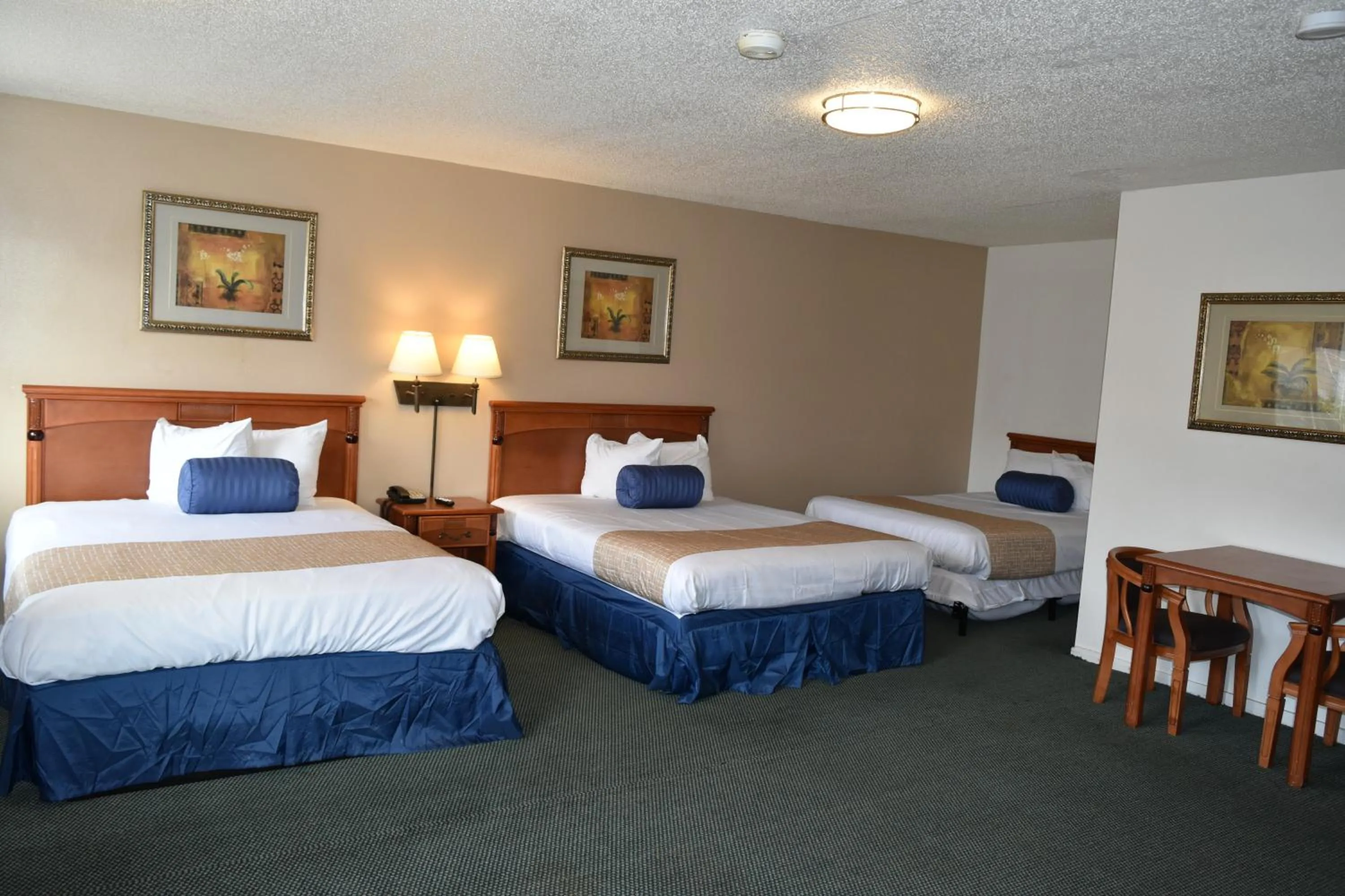 Bedroom, Bed in Travelodge by Wyndham Red Bluff South of Redding