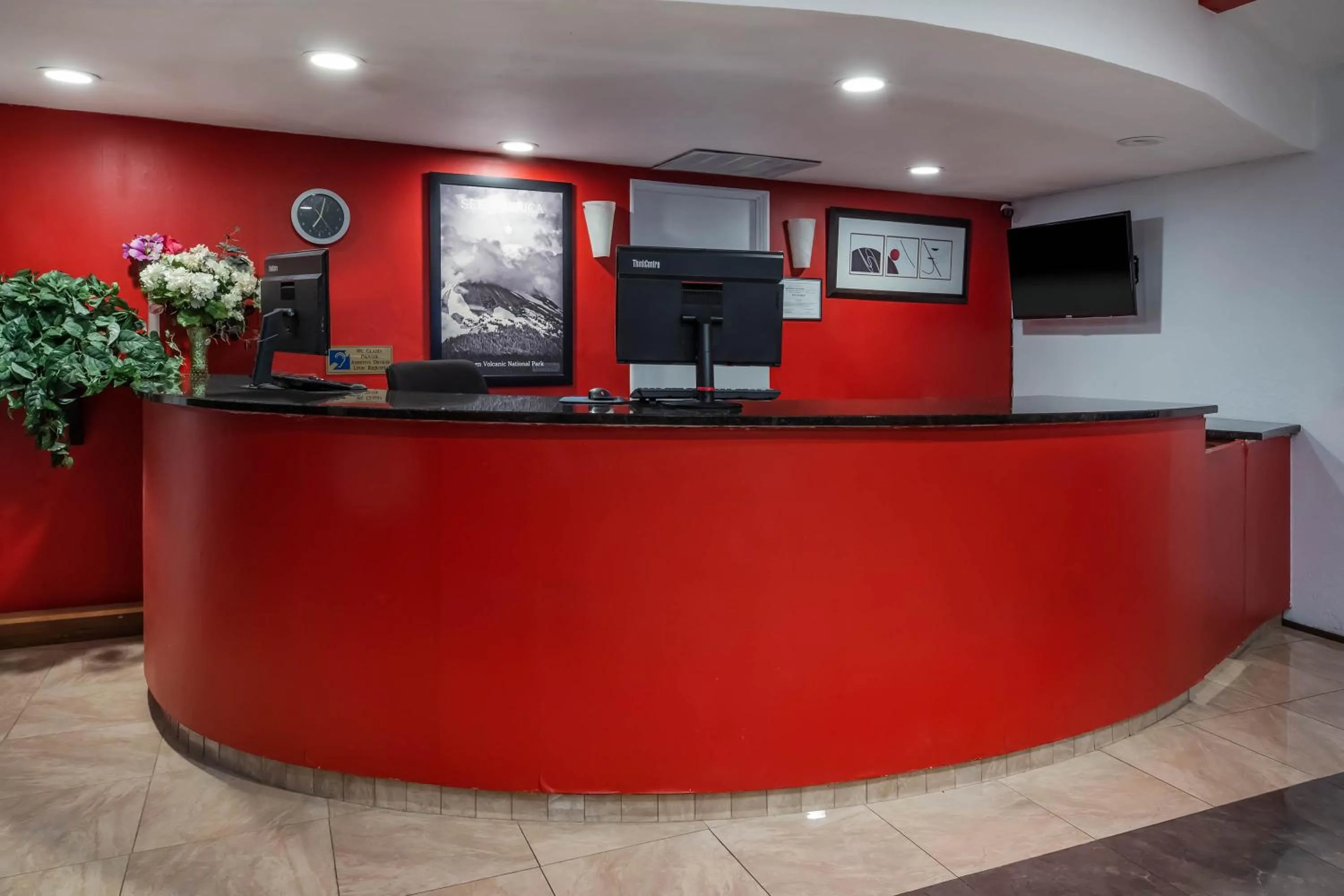Lobby or reception in Travelodge by Wyndham Red Bluff South of Redding