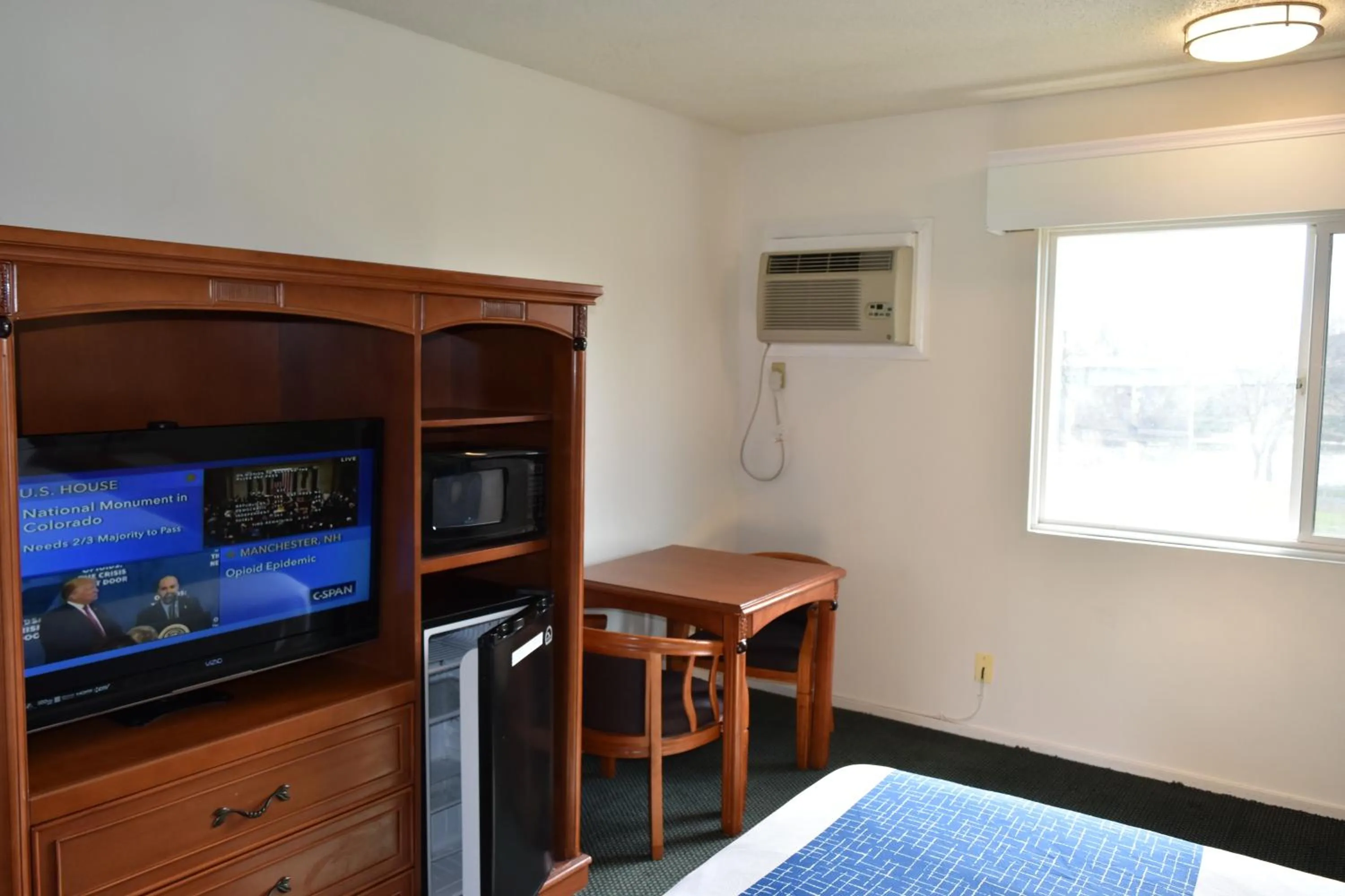 Bedroom, Bed in Travelodge by Wyndham Red Bluff South of Redding