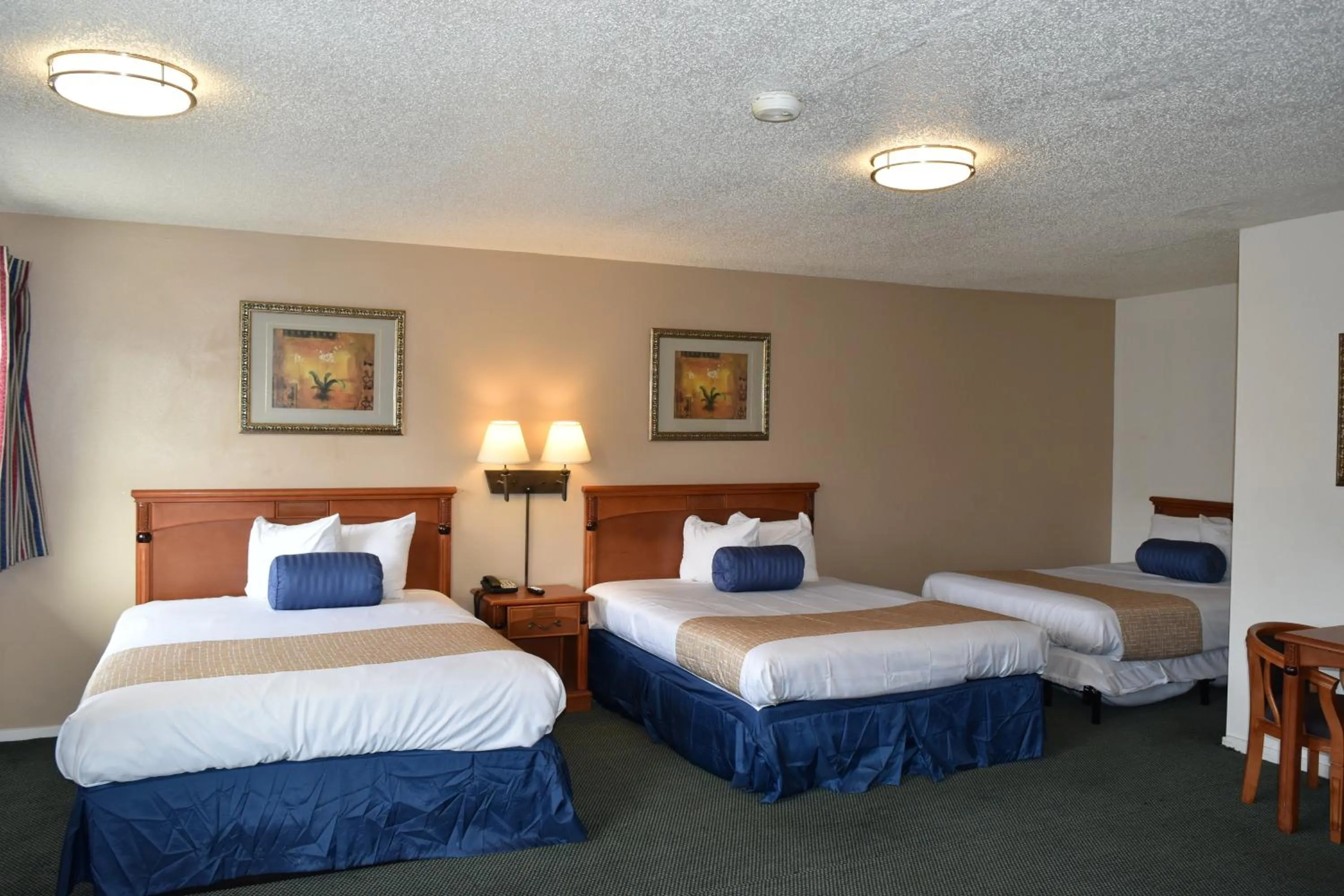 Bedroom, Bed in Travelodge by Wyndham Red Bluff South of Redding