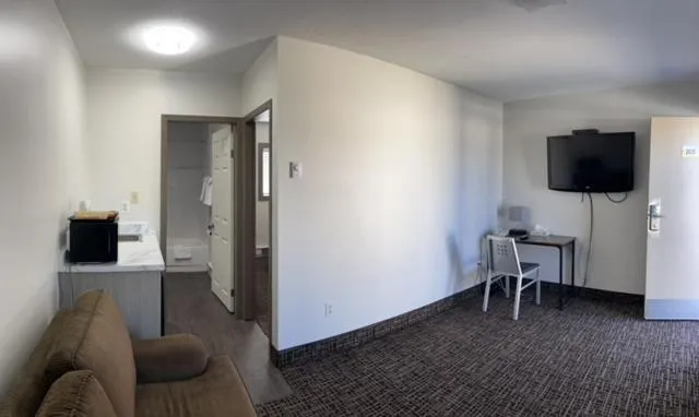 Communal lounge/ TV room in Super 8 by Wyndham Penticton