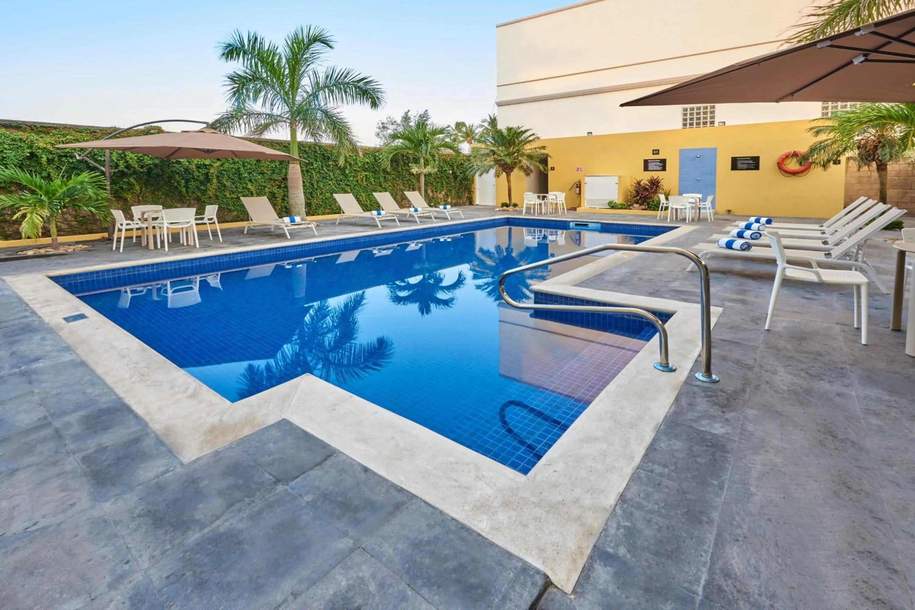 Swimming pool in City Express by Marriott Tampico