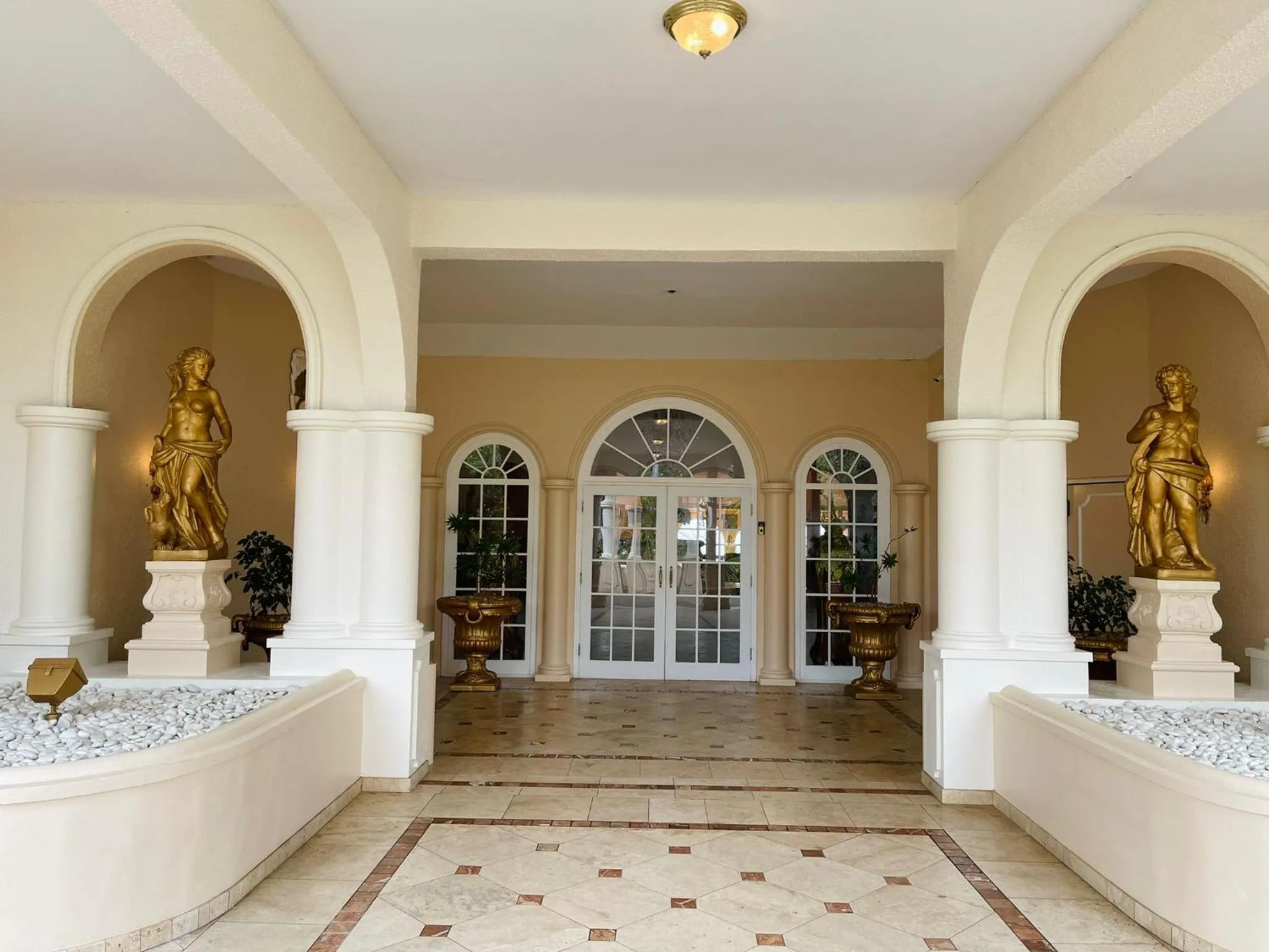 Facade/entrance in Coco Reef Bermuda