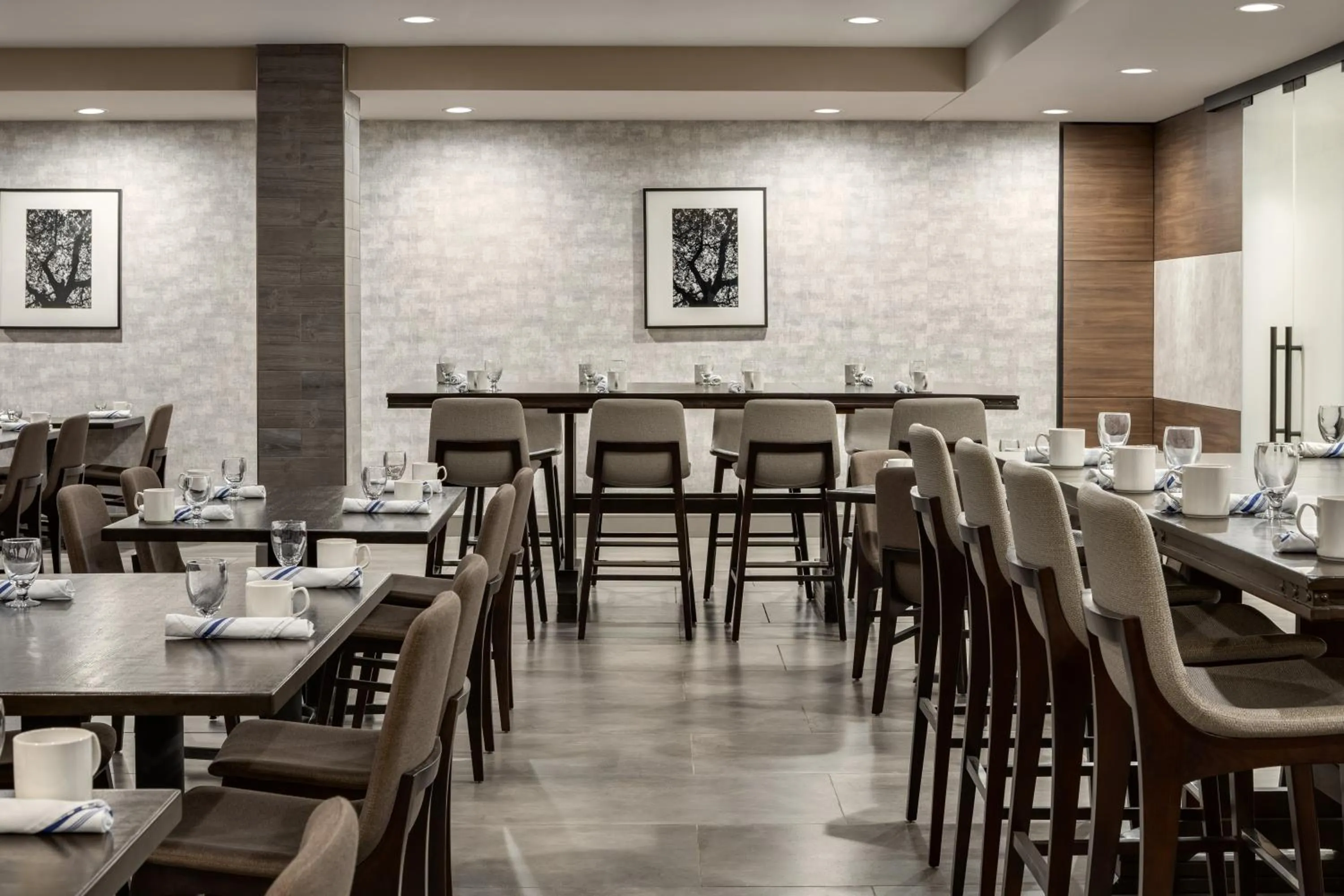 Restaurant/places to eat in DoubleTree by Hilton Bloomington Minneapolis South