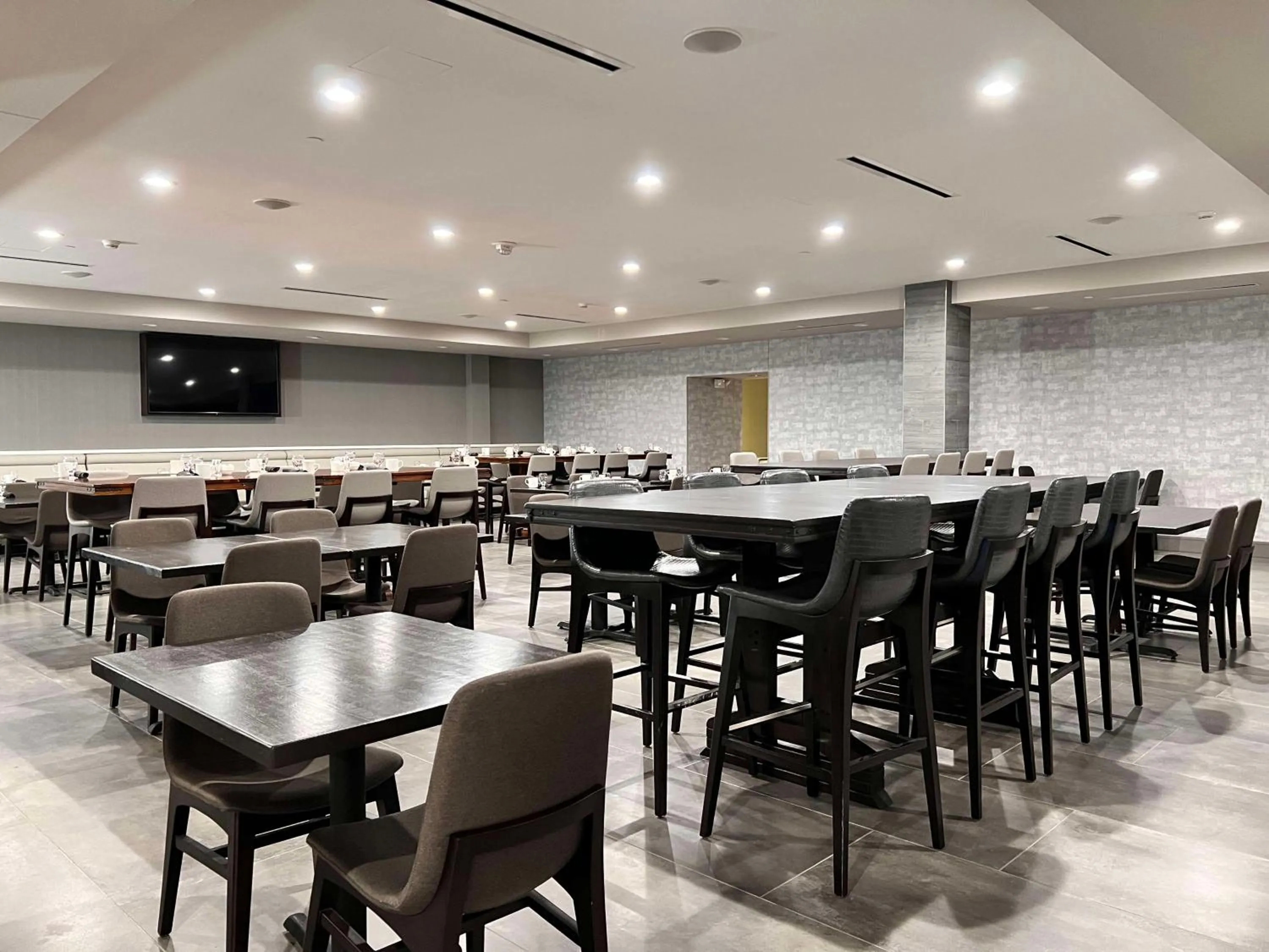 Restaurant/places to eat in DoubleTree by Hilton Bloomington Minneapolis South