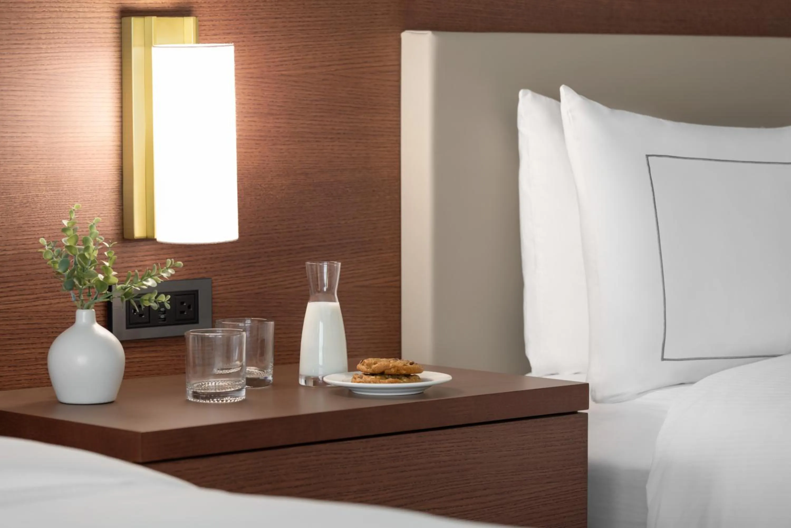 Decorative detail, Bed in DoubleTree by Hilton Bloomington Minneapolis South