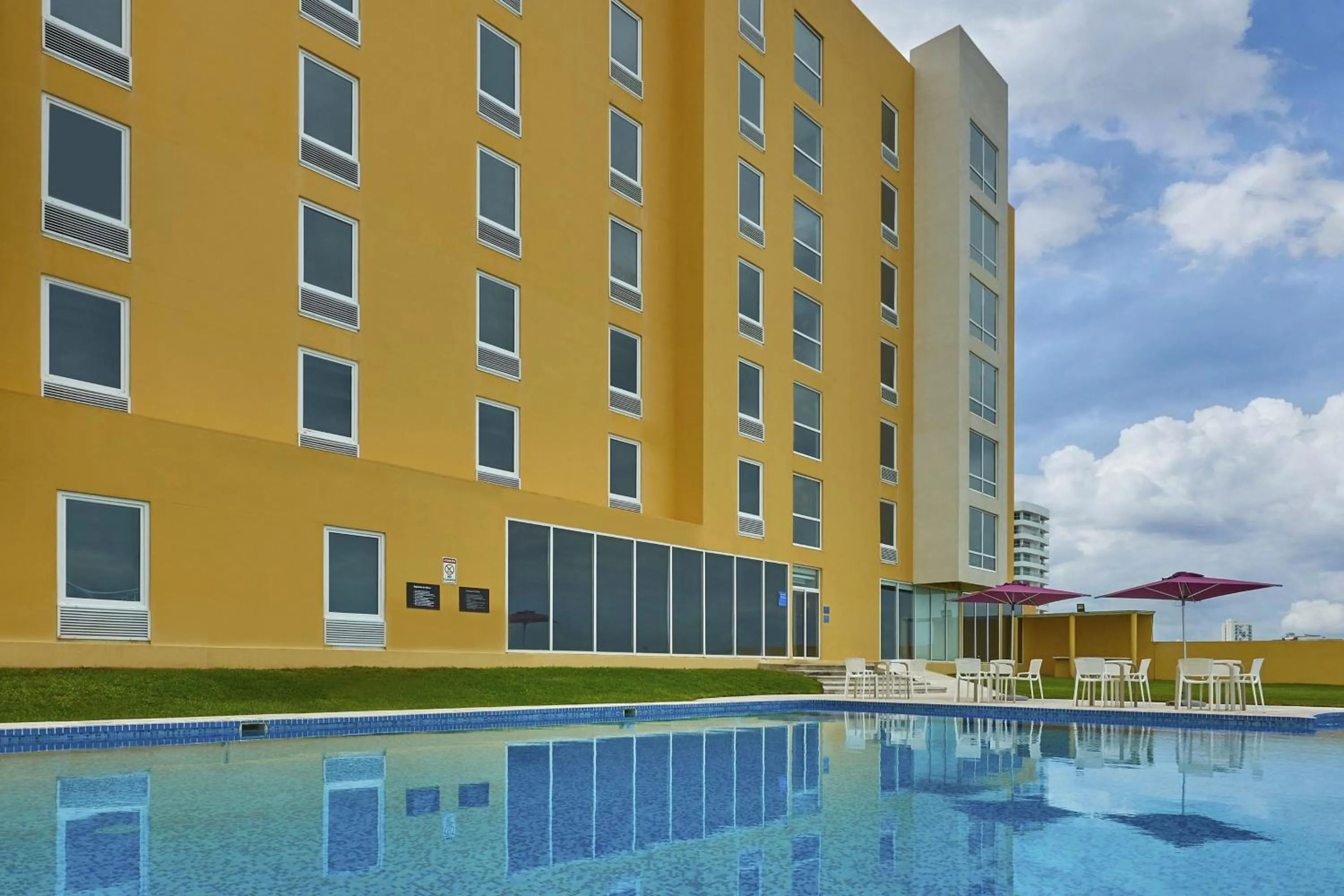 Swimming pool in City Express by Marriott Veracruz