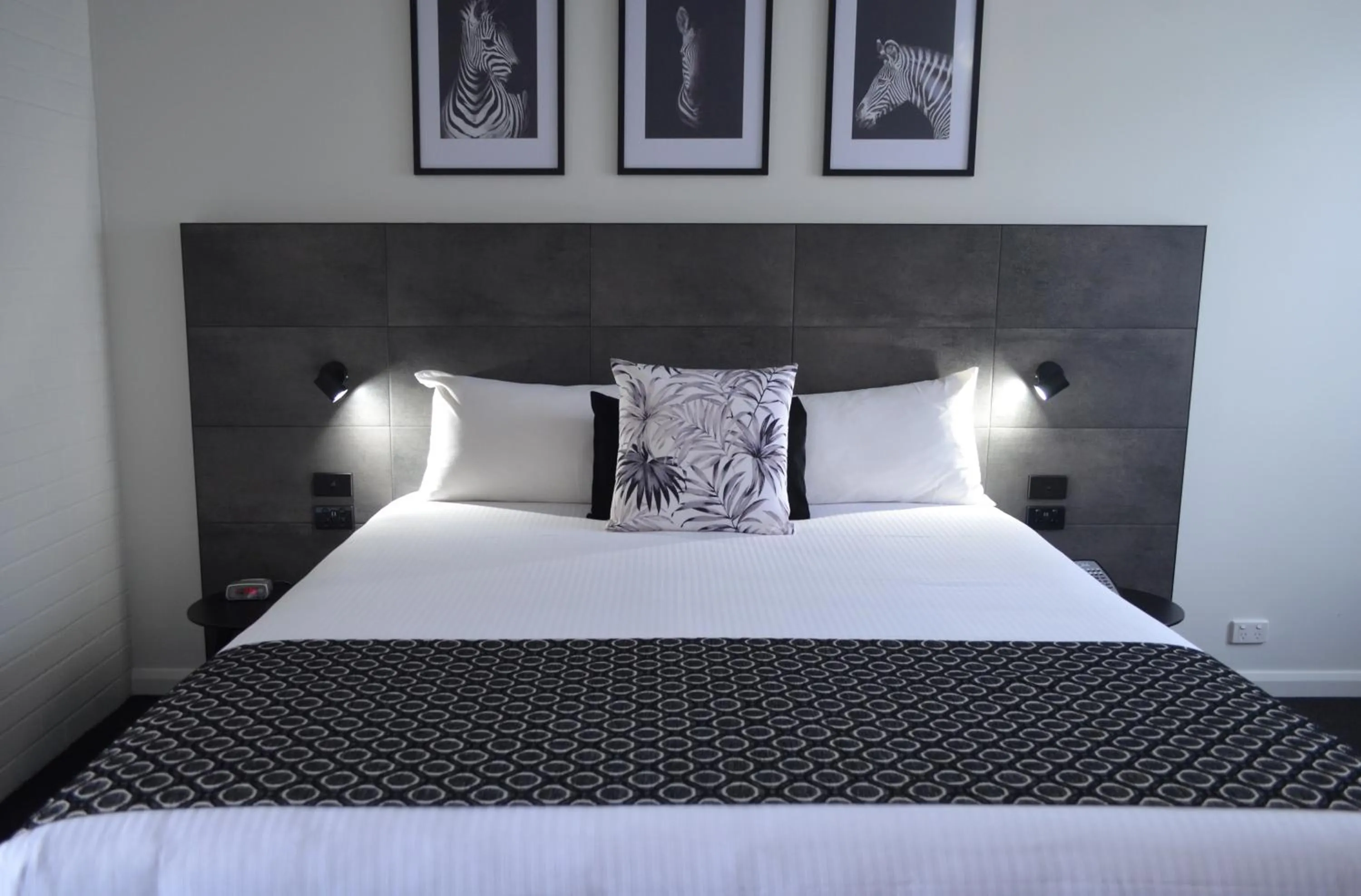 Property building, Bed in Orana Motel