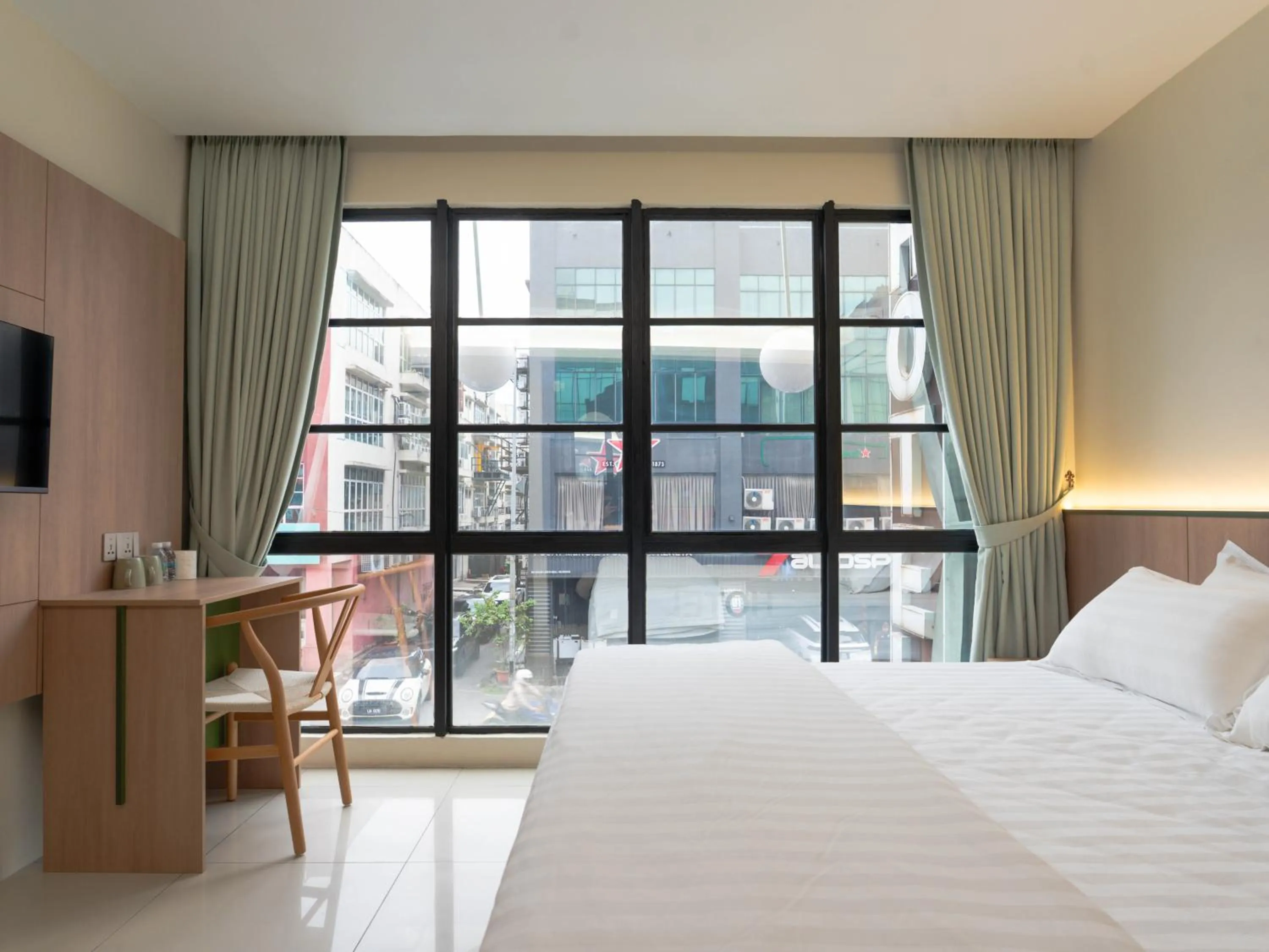 Bedroom, Bed in Green Hotel