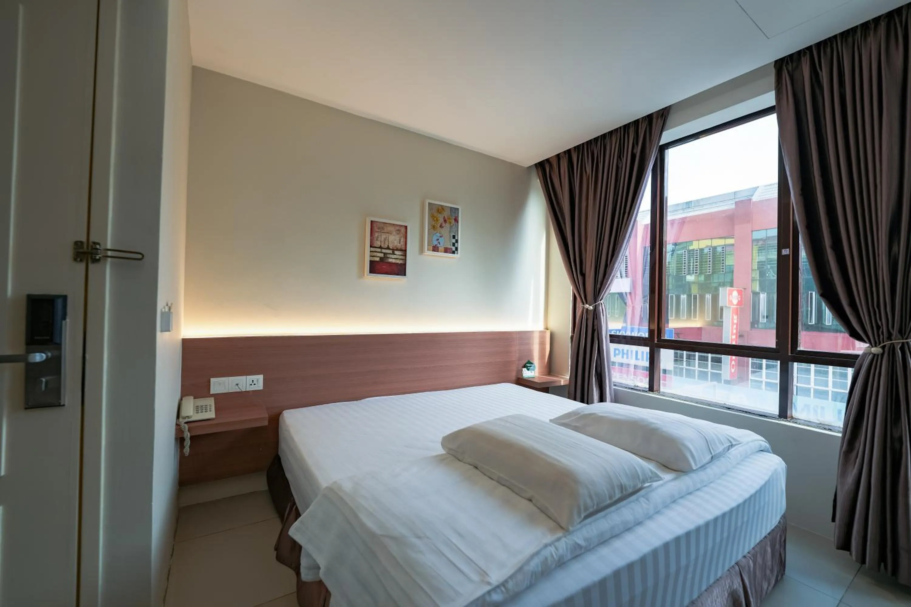 Bedroom, Bed in Green Hotel