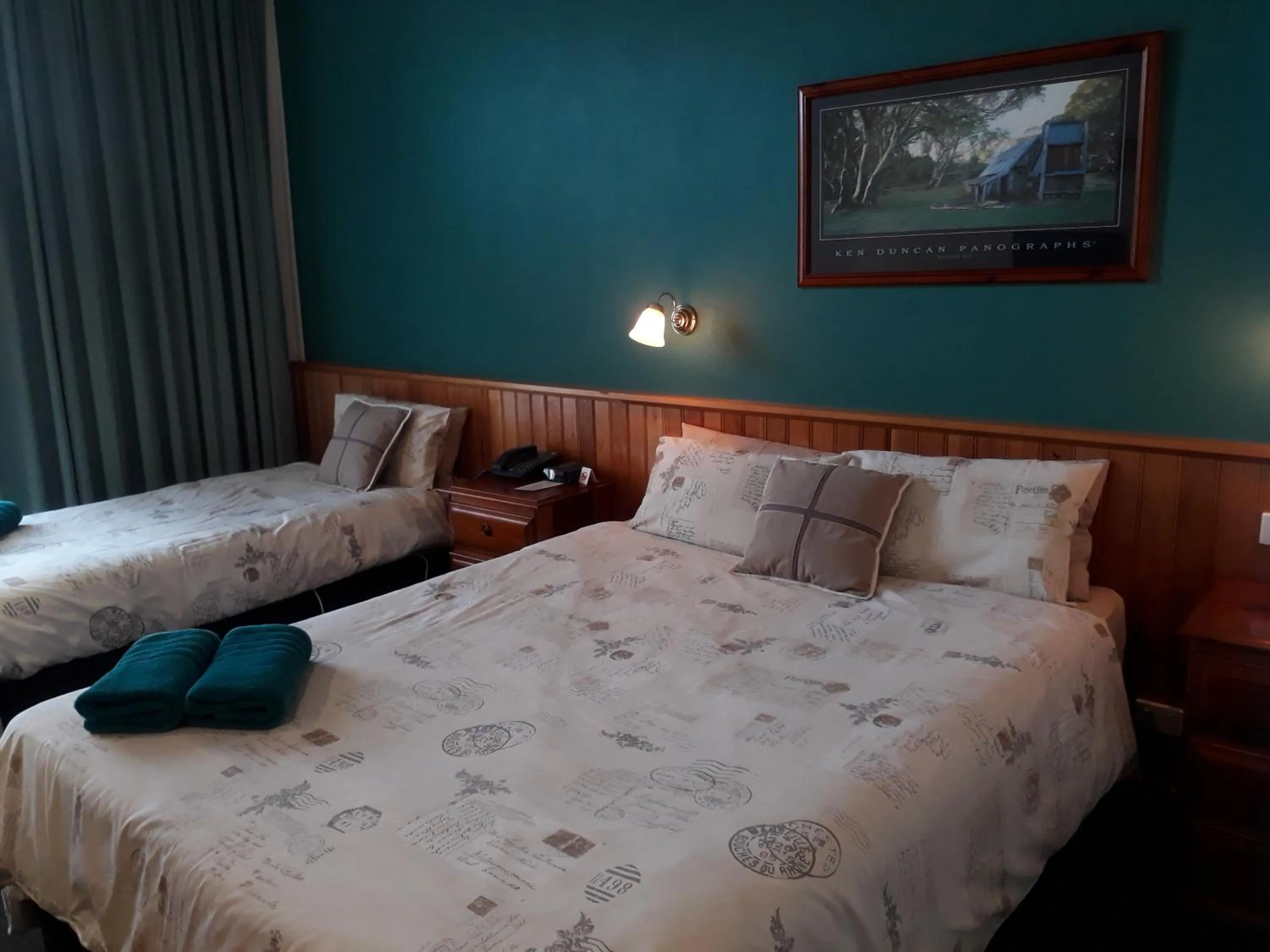 Bed in Moe Motor Inn - Contactless 24 hour Checkinn Available