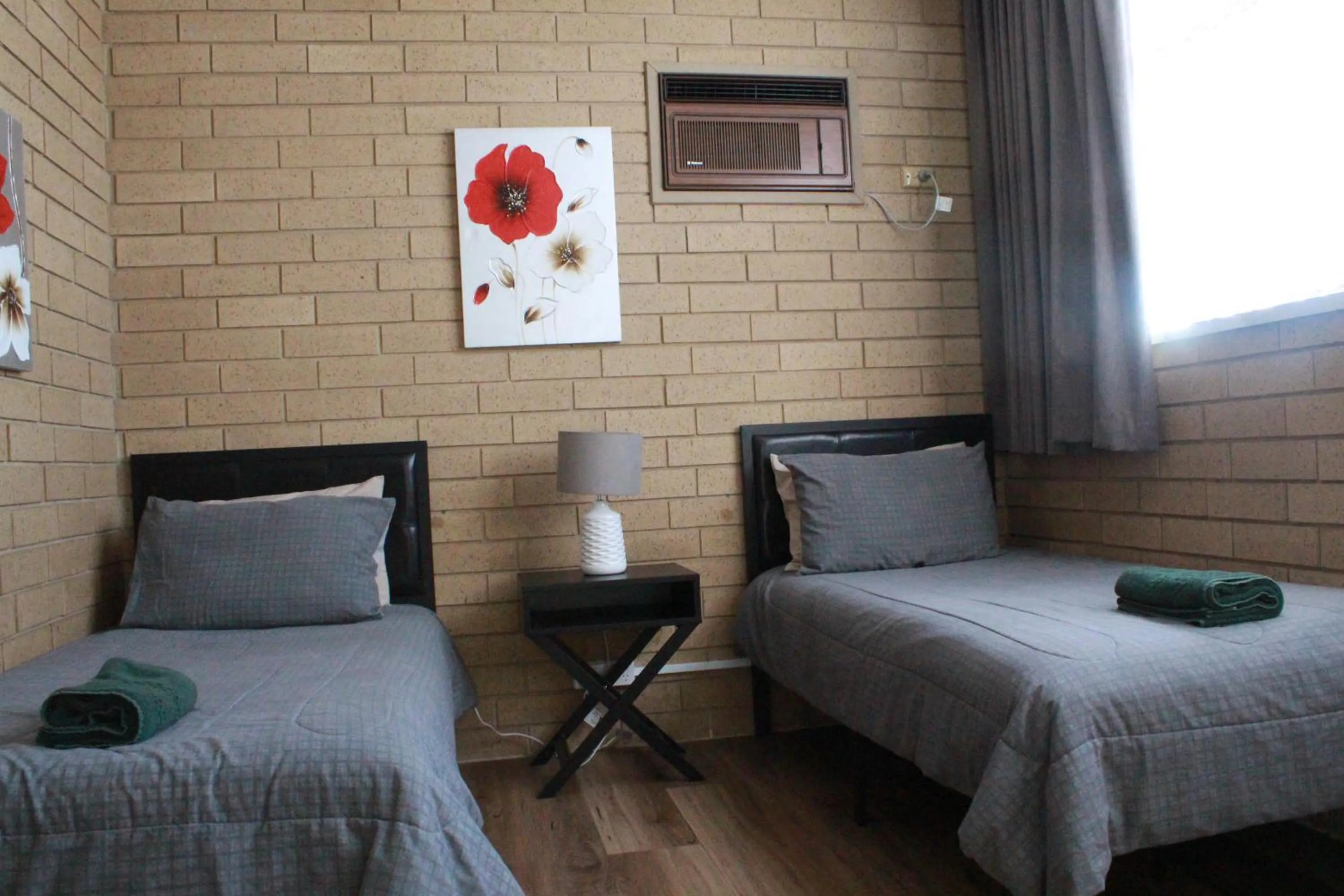 Bed in Moe Motor Inn - Contactless 24 hour Checkinn Available