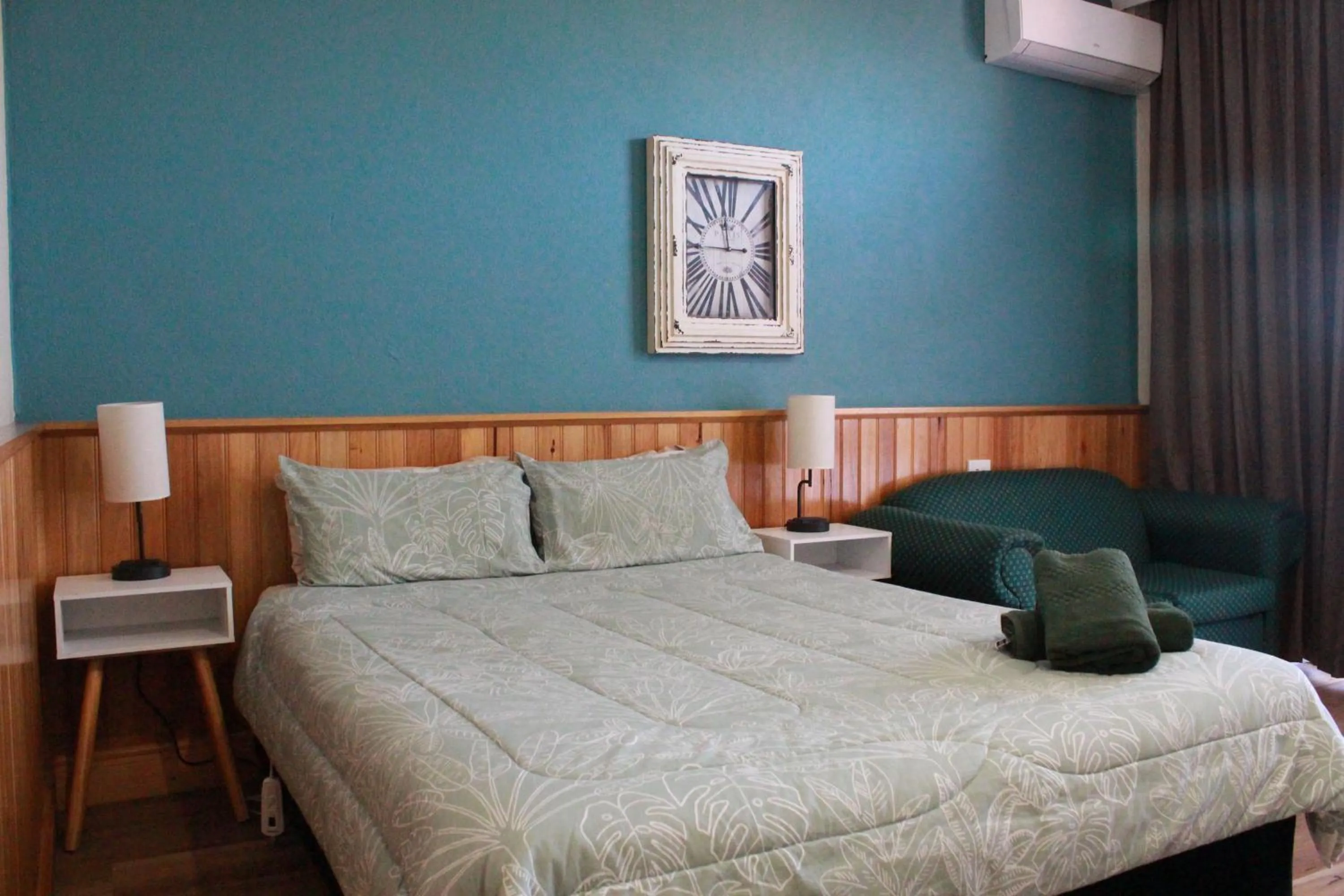 Bed in Moe Motor Inn - Contactless 24 hour Checkinn Available