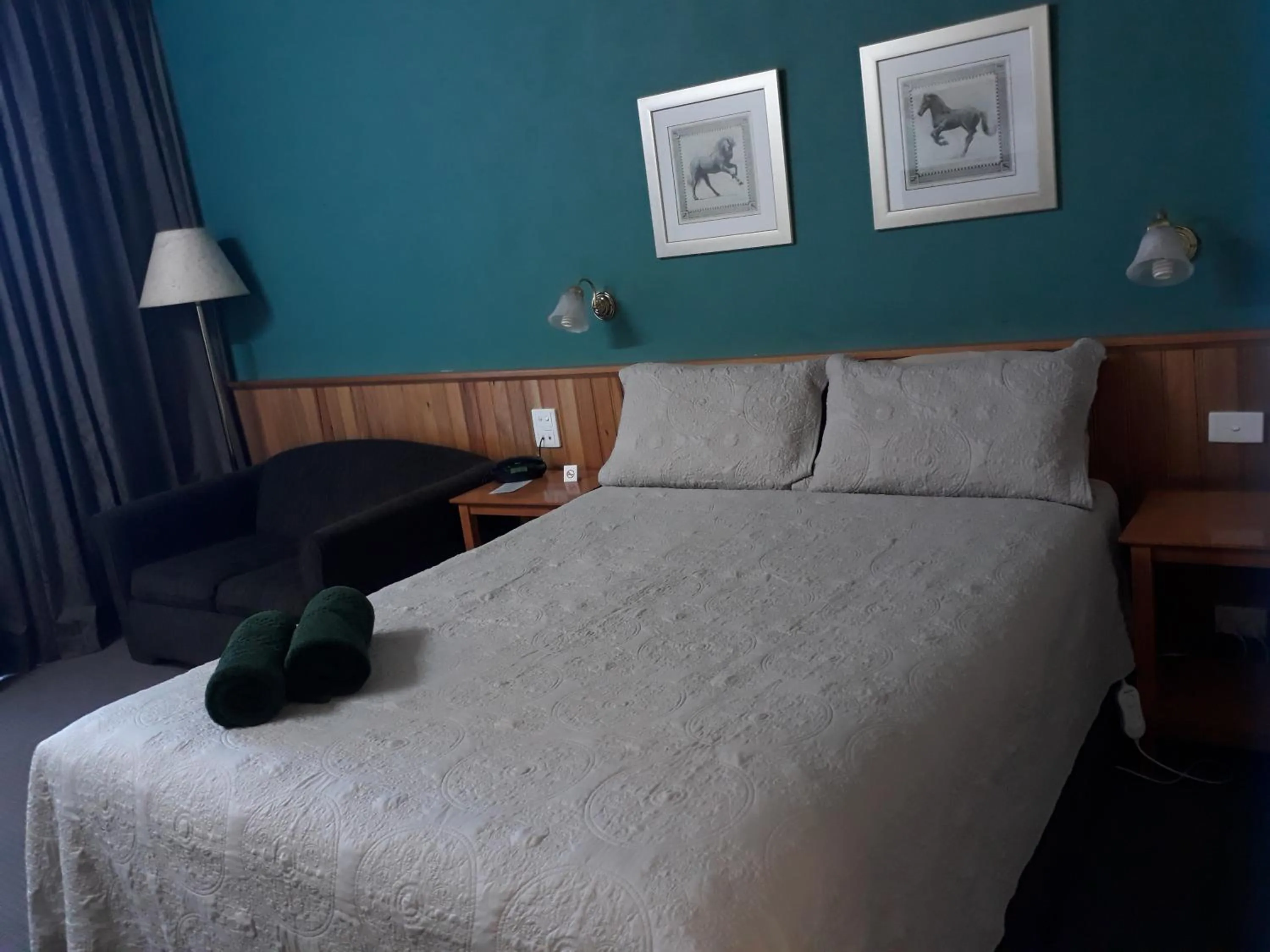 Bed in Moe Motor Inn - Contactless 24 hour Checkinn Available