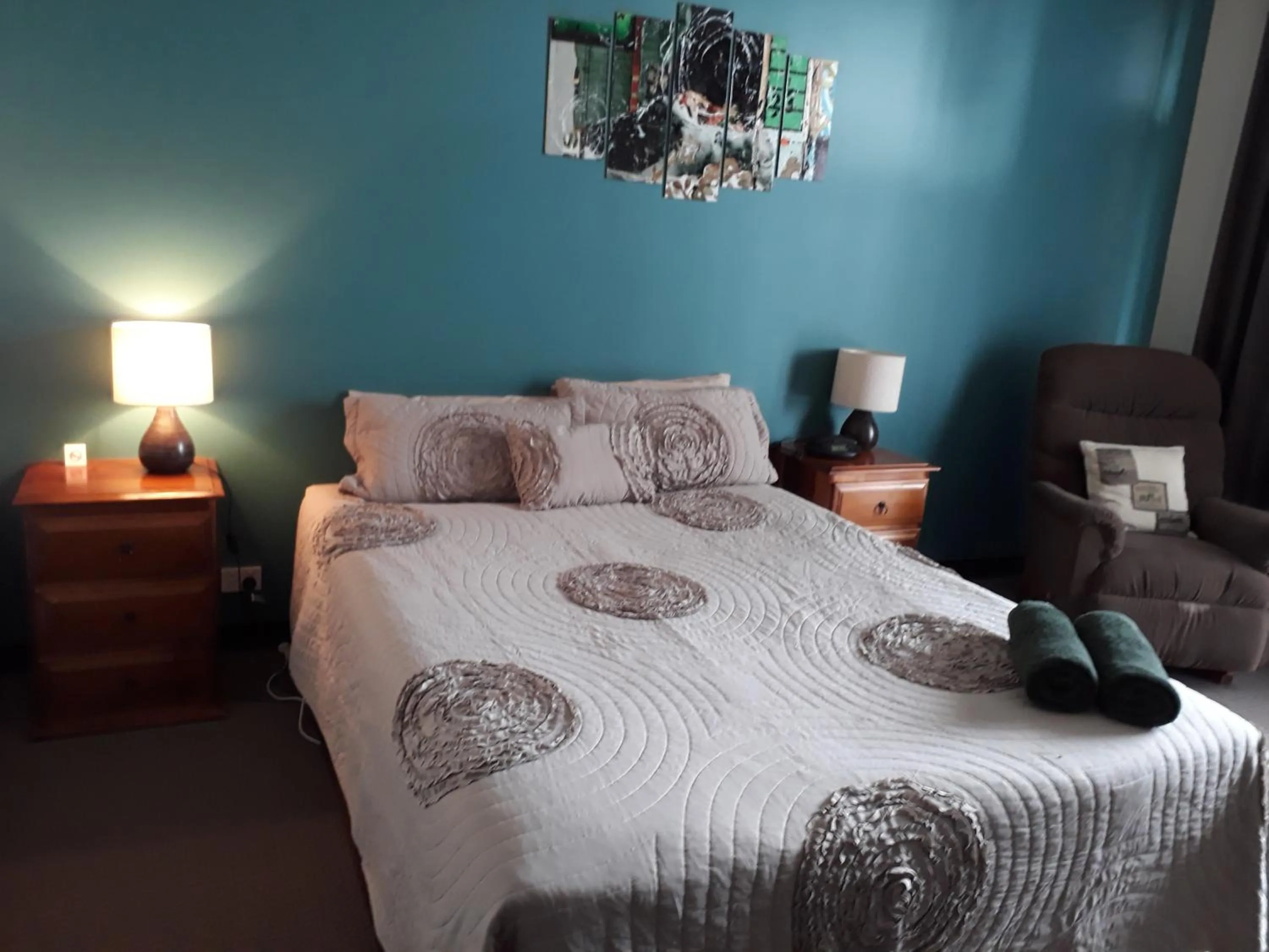 Bed in Moe Motor Inn - Contactless 24 hour Checkinn Available