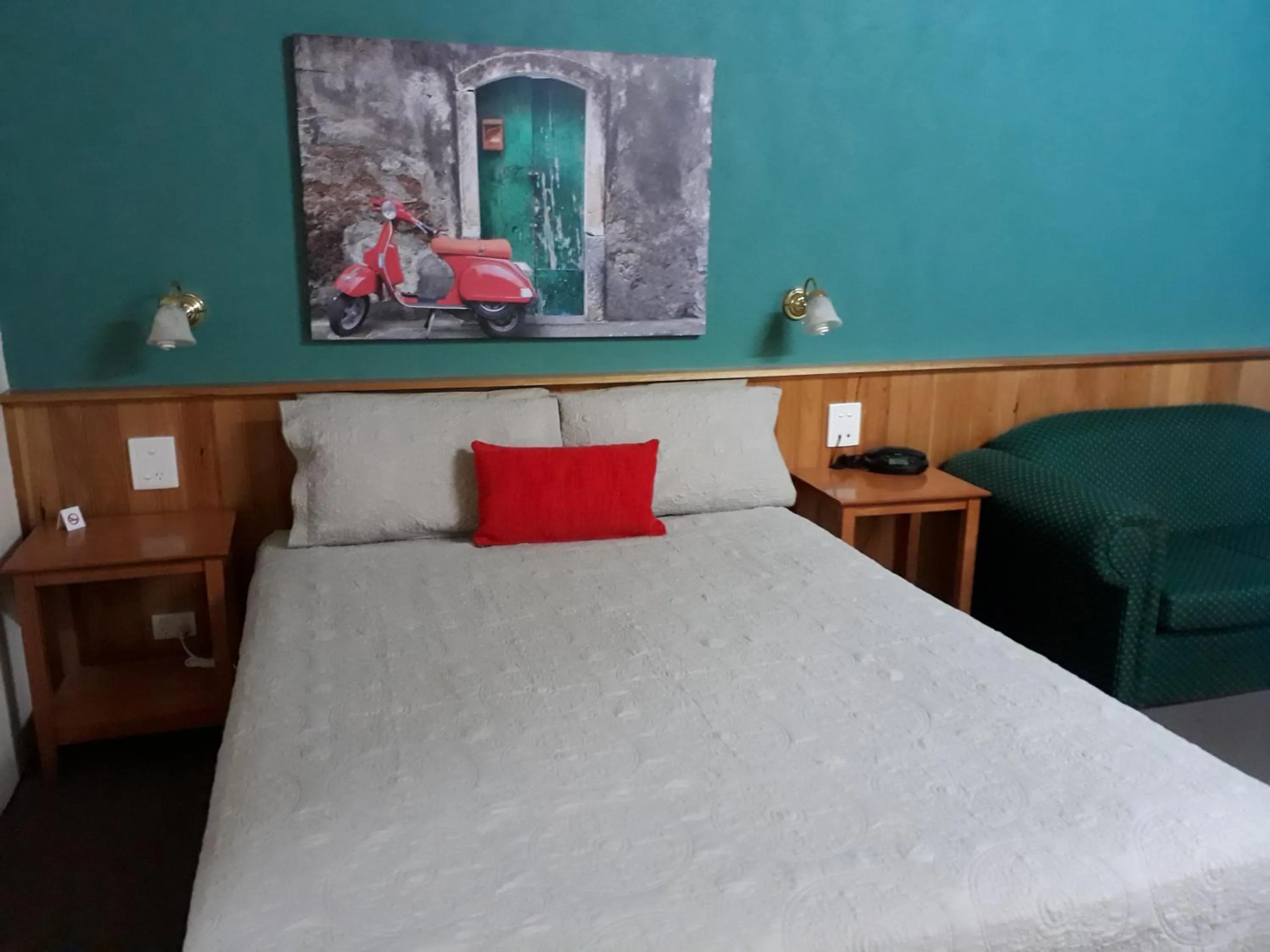 Bed in Moe Motor Inn - Contactless 24 hour Checkinn Available