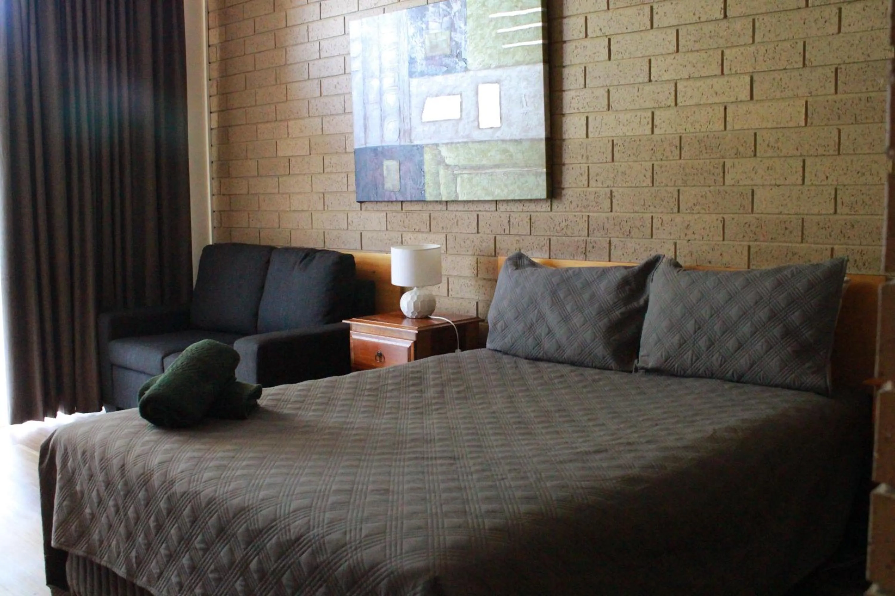 Bed in Moe Motor Inn - Contactless 24 hour Checkinn Available