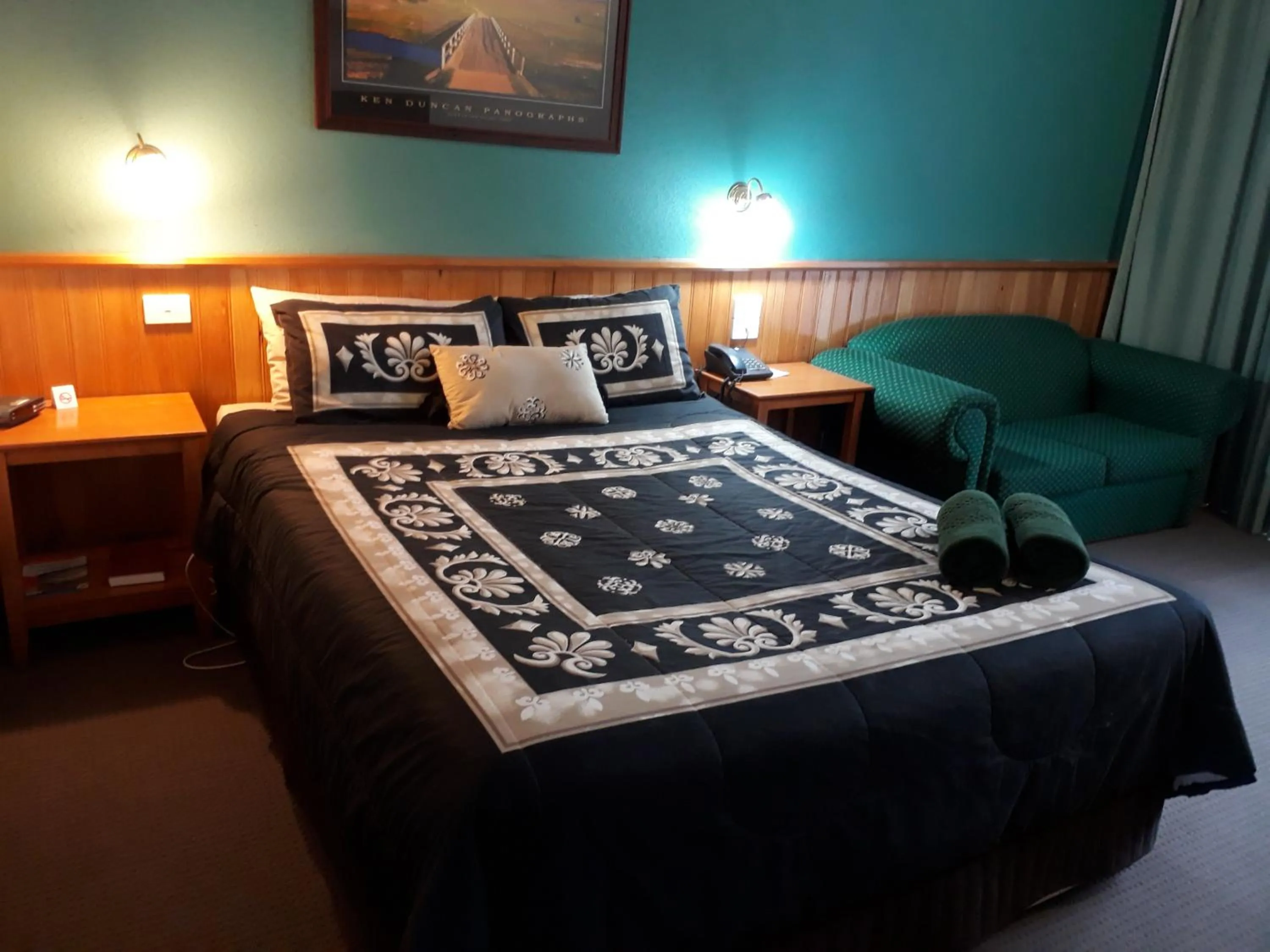 Bed in Moe Motor Inn - Contactless 24 hour Checkinn Available