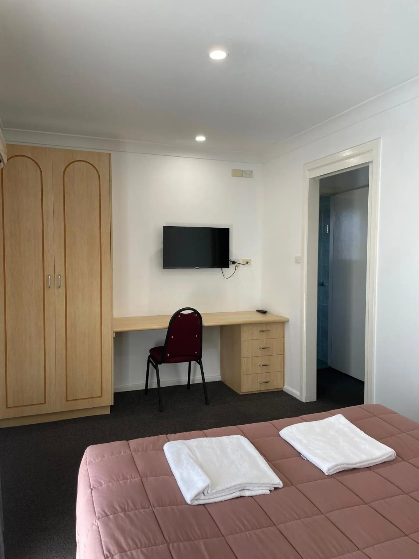 Bed in Homestead Motel