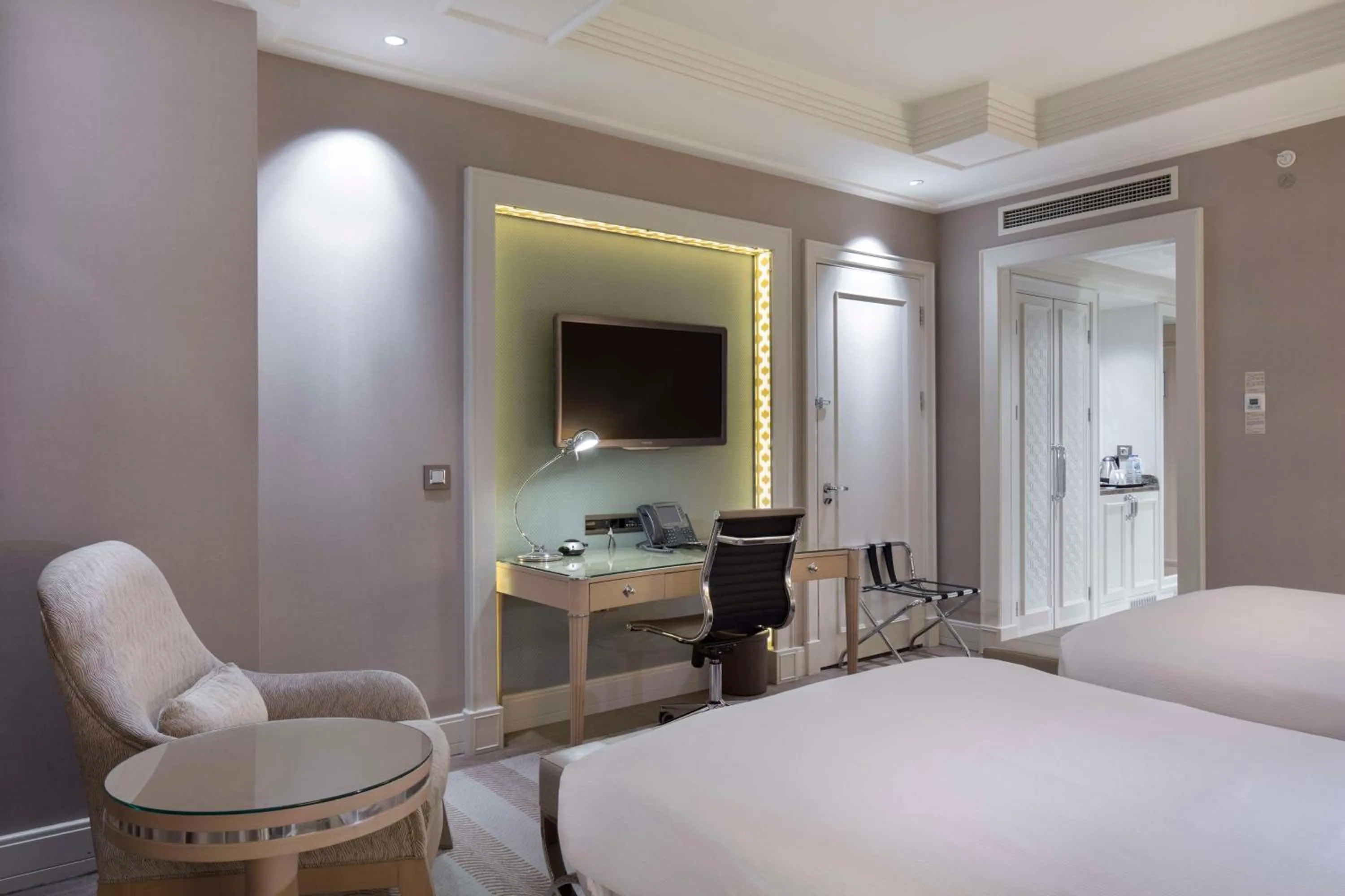 Bedroom, Bed in Hilton Bursa Convention Center & Spa