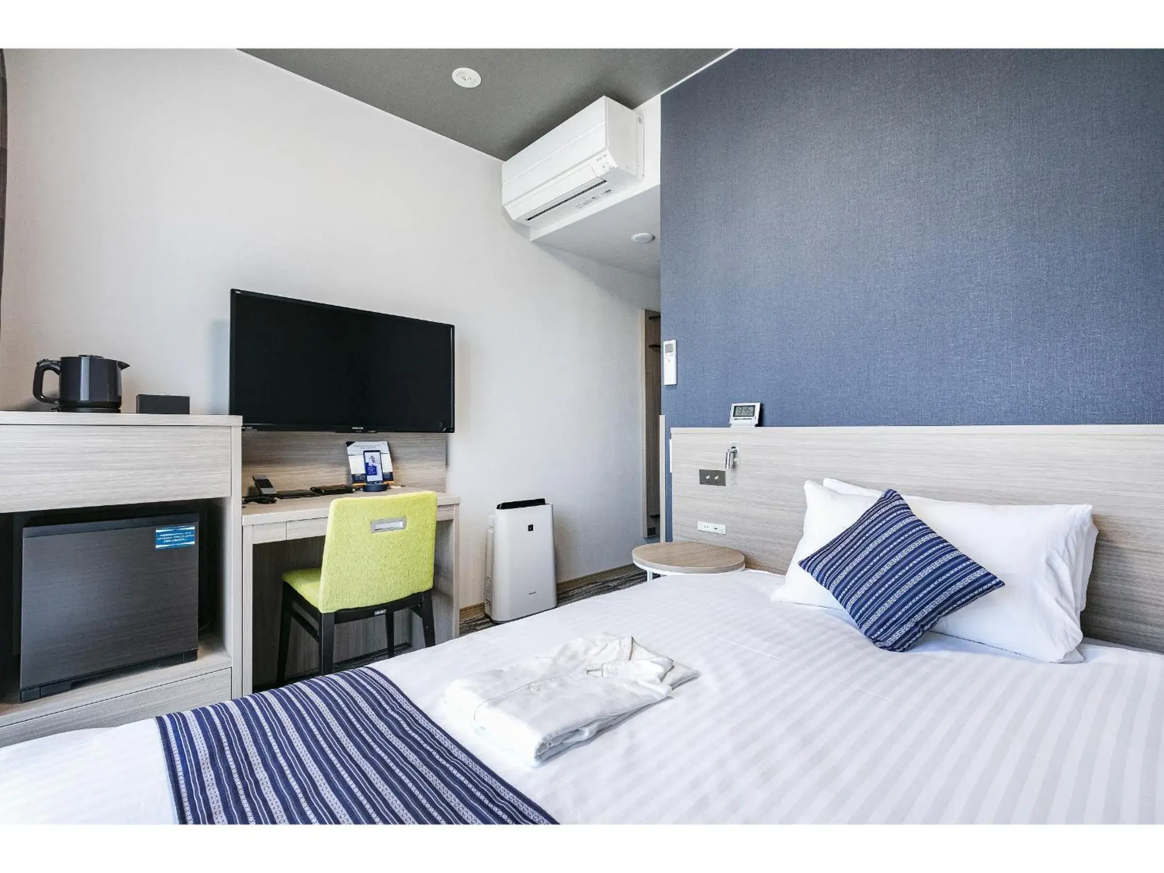 Standard Double Room - Non Smoking in Shizutetsu Hotel Prezio Hakataekimae Standard Double Room - Non Smoking in Shizutetsu Hotel Prezio Hakataekimae