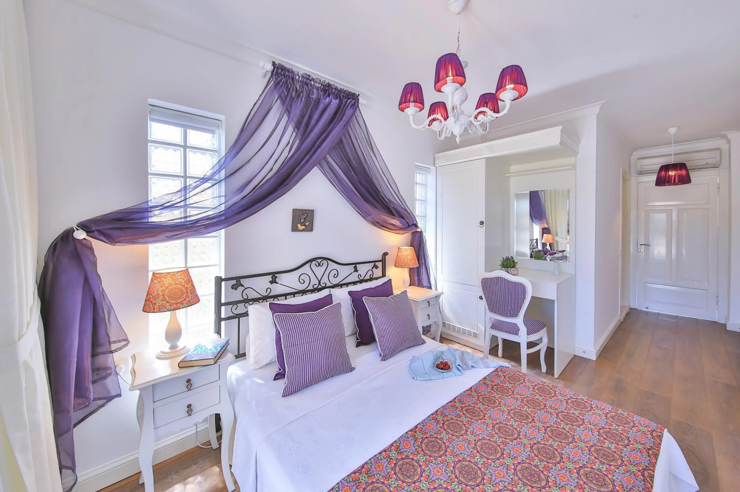 Photo of the whole room, Bed in Alacati Sorf Hotel