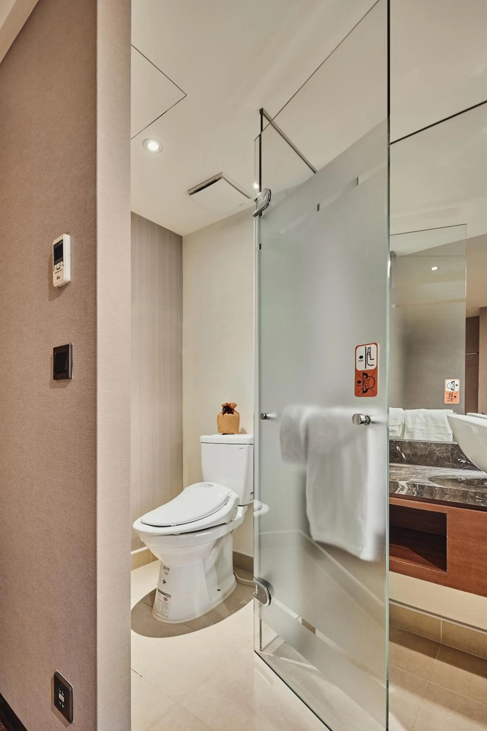 Property building in Orange Hotel - Linsen, Taipei