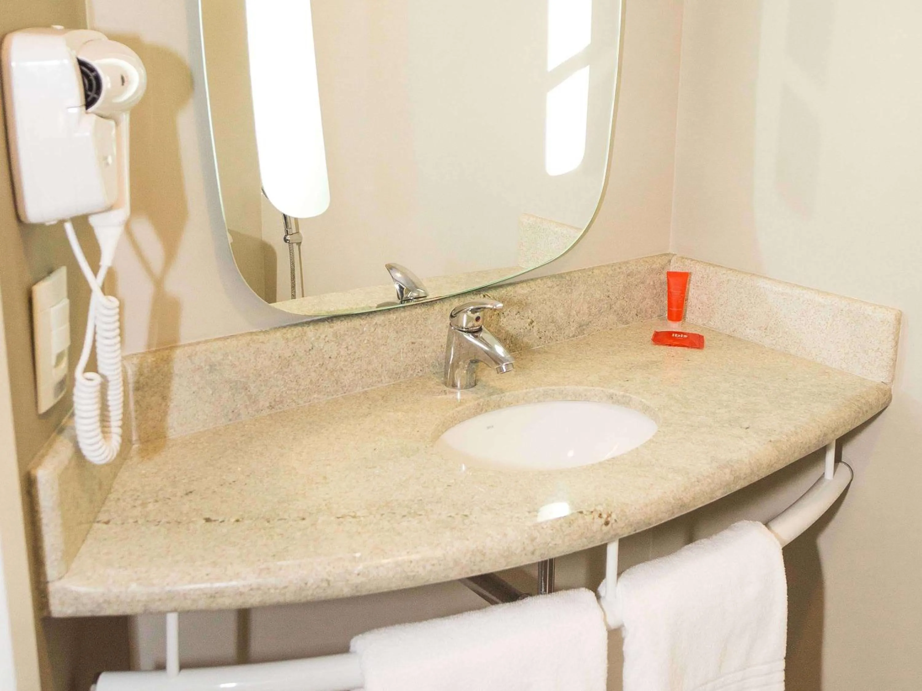 Photo of the whole room in Ibis Lorena - Circuito da Fé