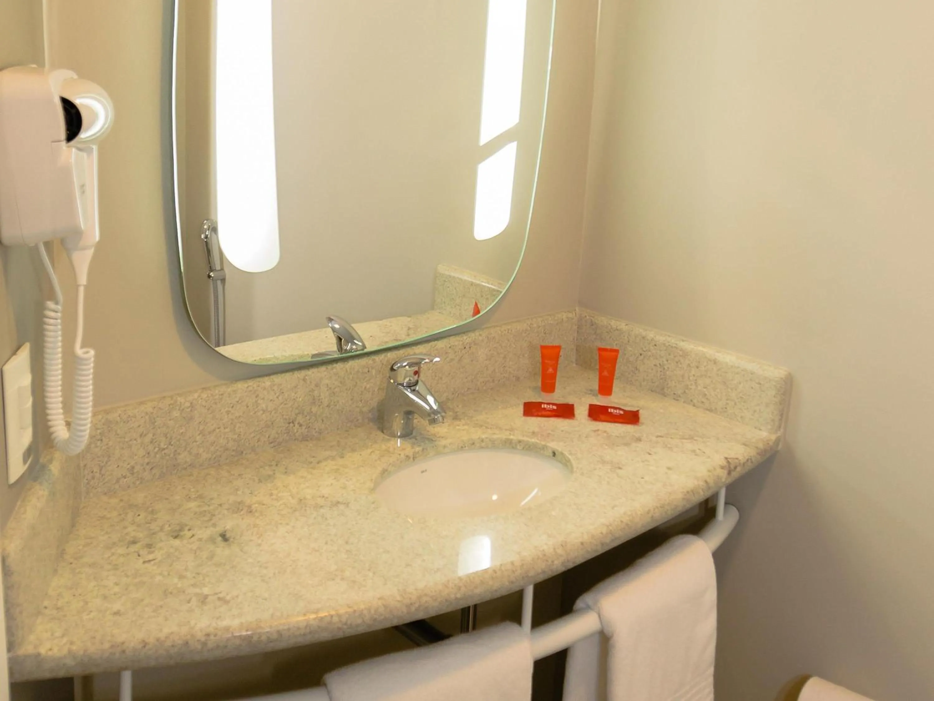 Bedroom in Ibis Lorena - Circuito da Fé