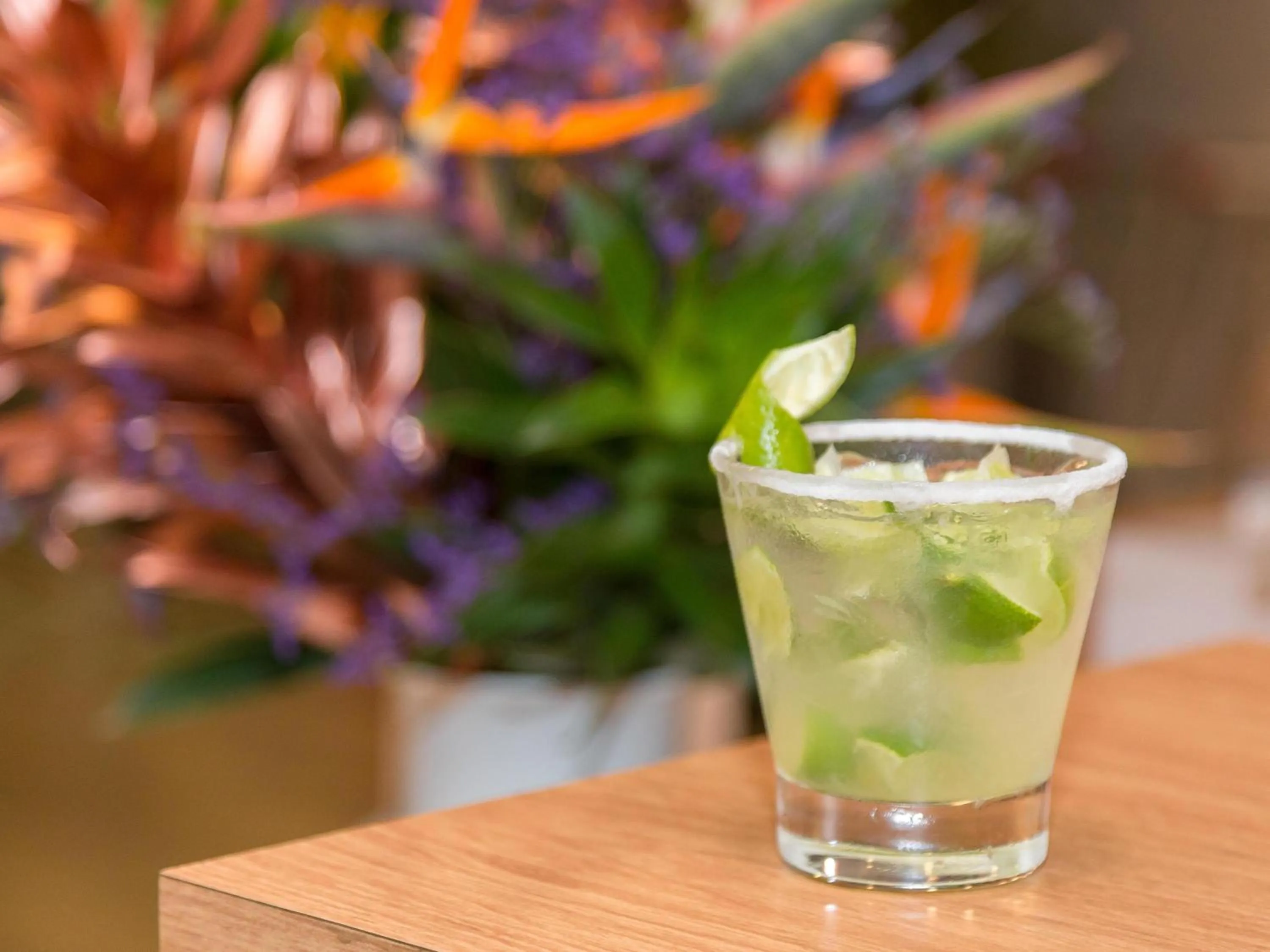 Lounge or bar in Ibis Lorena - Circuito da Fé