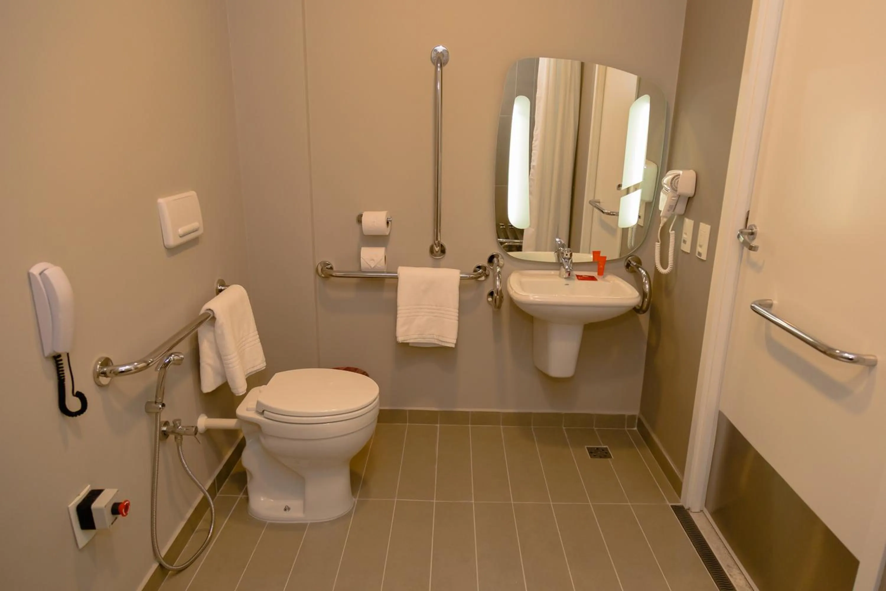 Bathroom in Ibis Lorena - Circuito da Fé