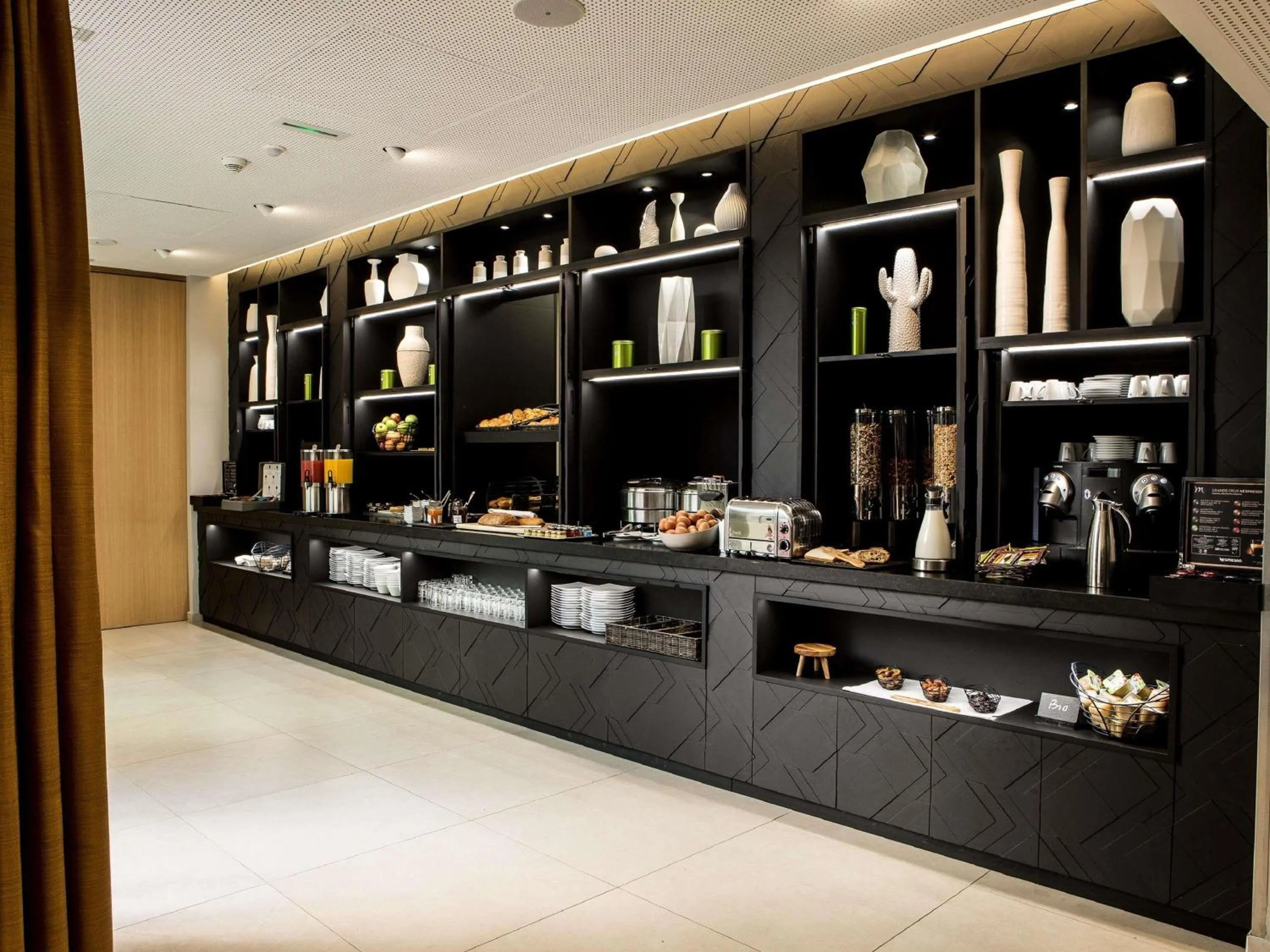 Breakfast in Mercure Paris 17 Batignolles