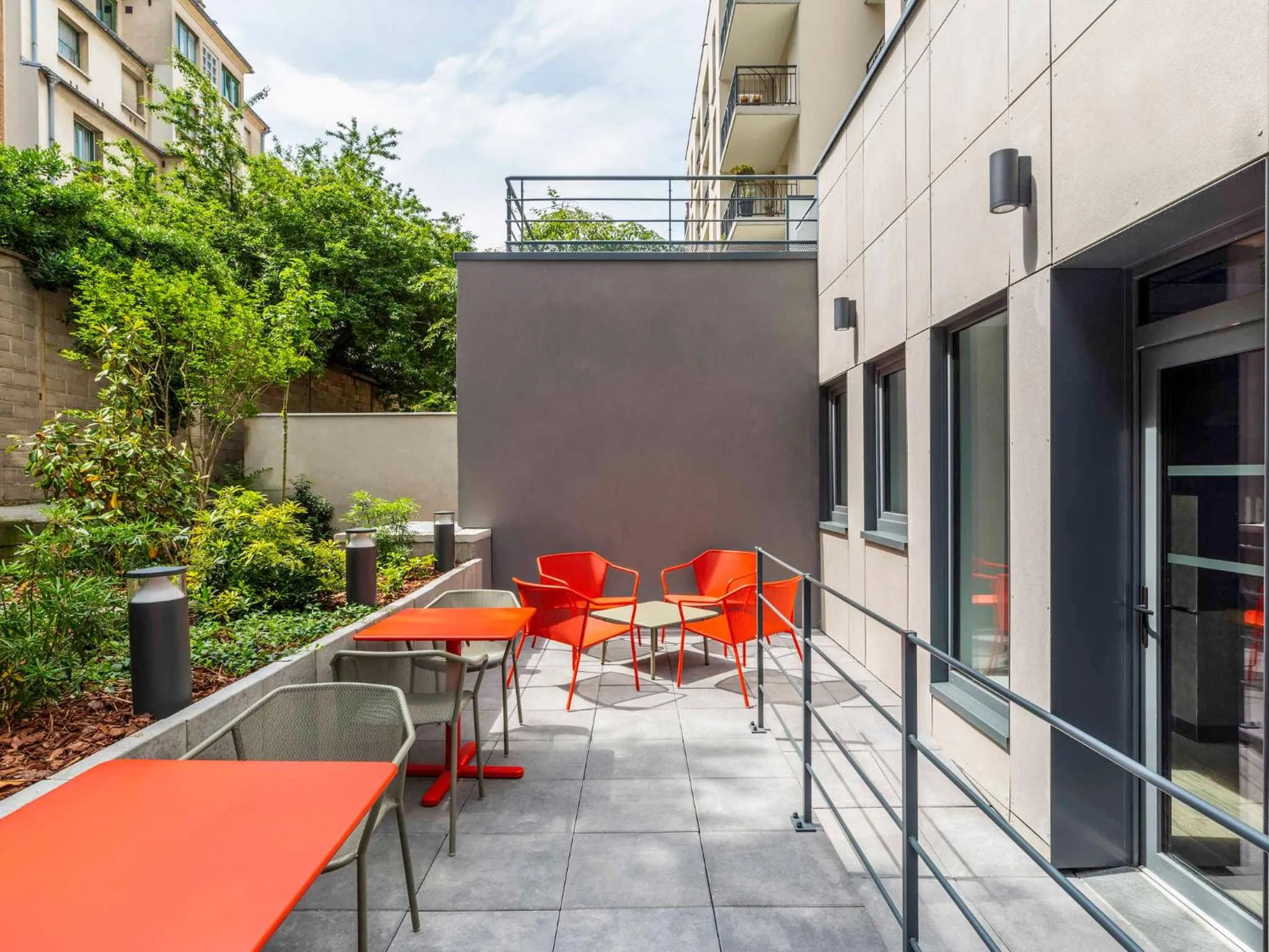 Garden in ibis budget Paris Clichy Mairie