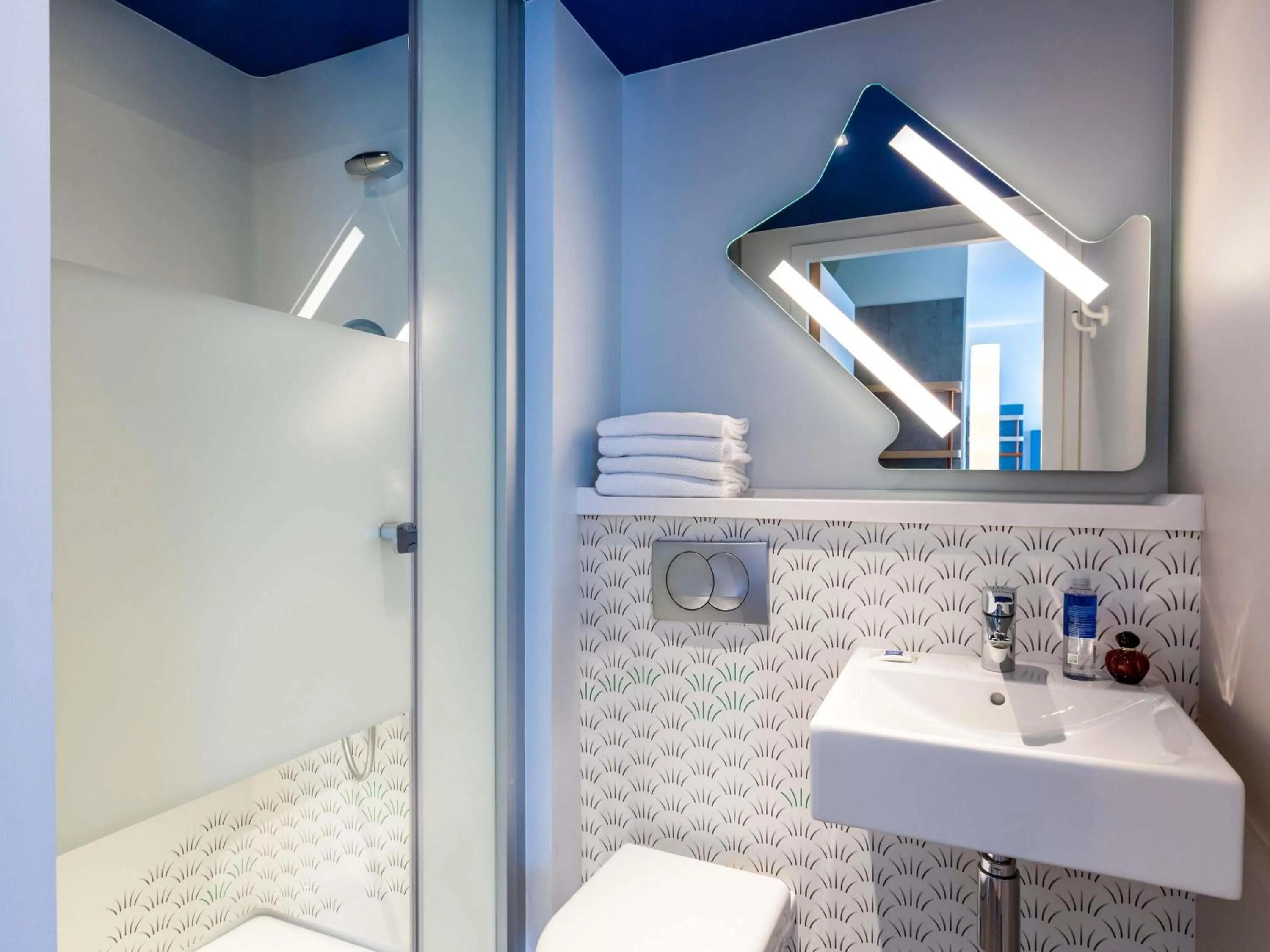 Bedroom in ibis budget Paris Clichy Mairie