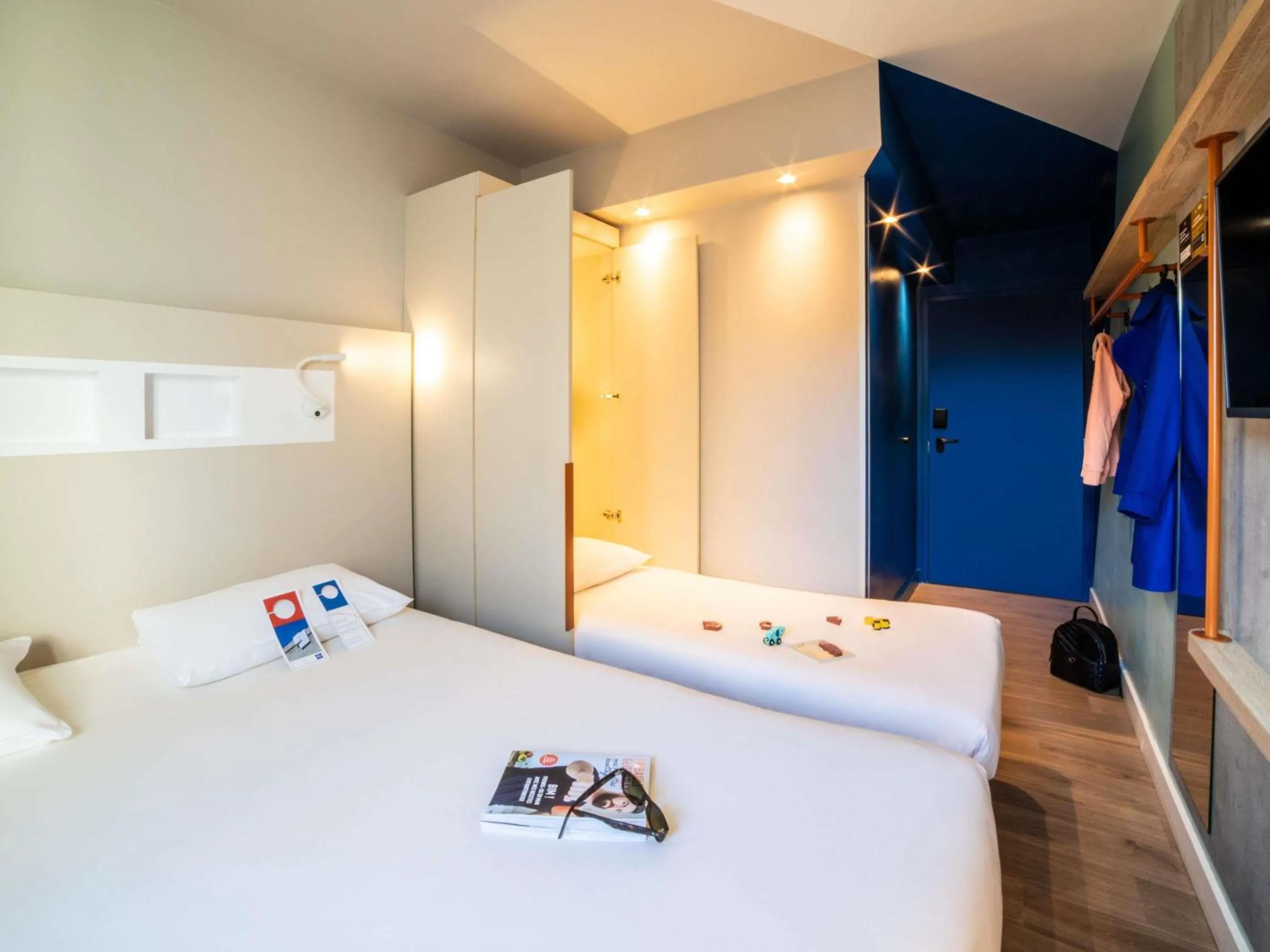 Bedroom, Bed in ibis budget Paris Clichy Mairie