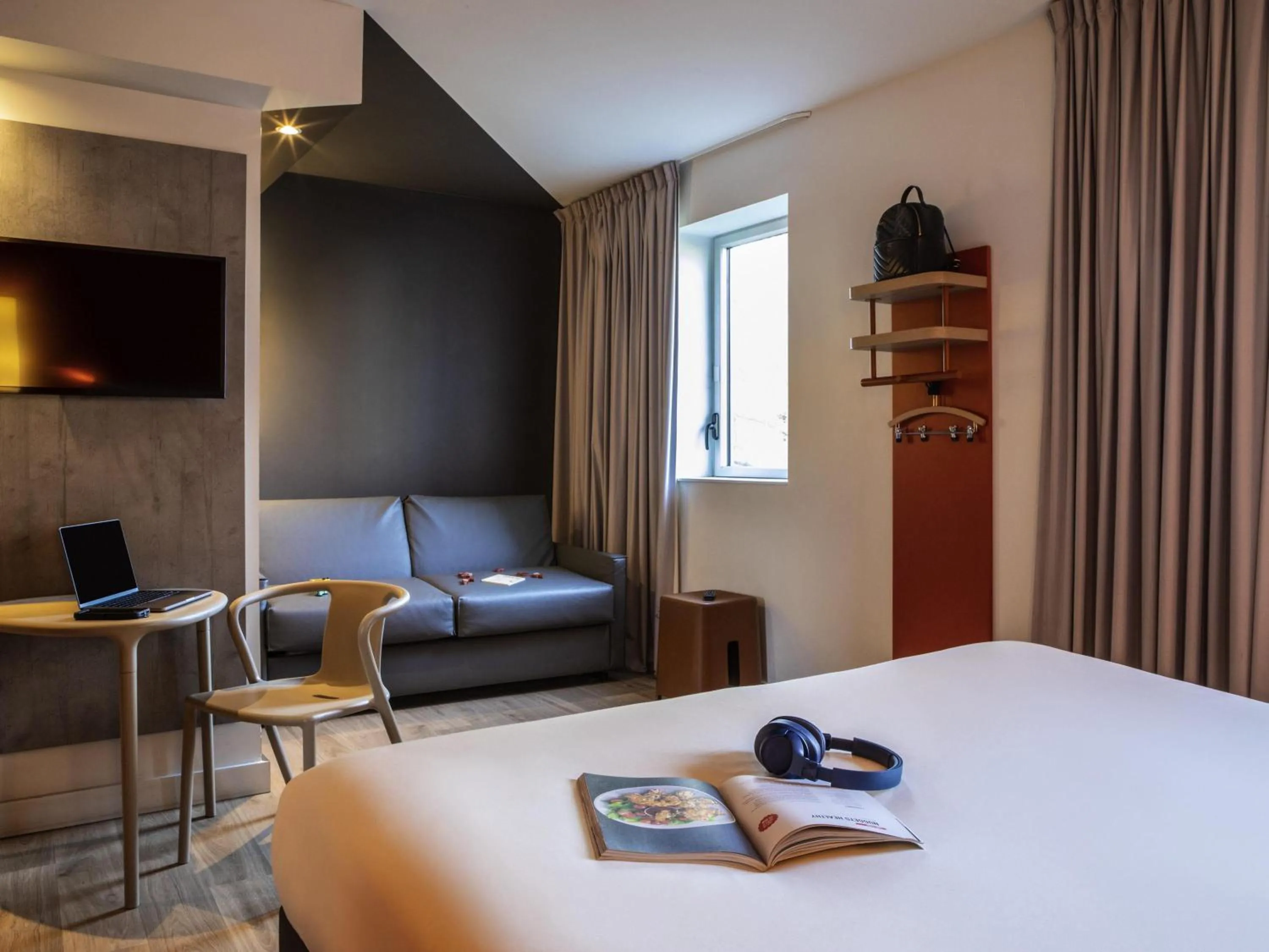 Bedroom, Bed in ibis budget Paris Clichy Mairie