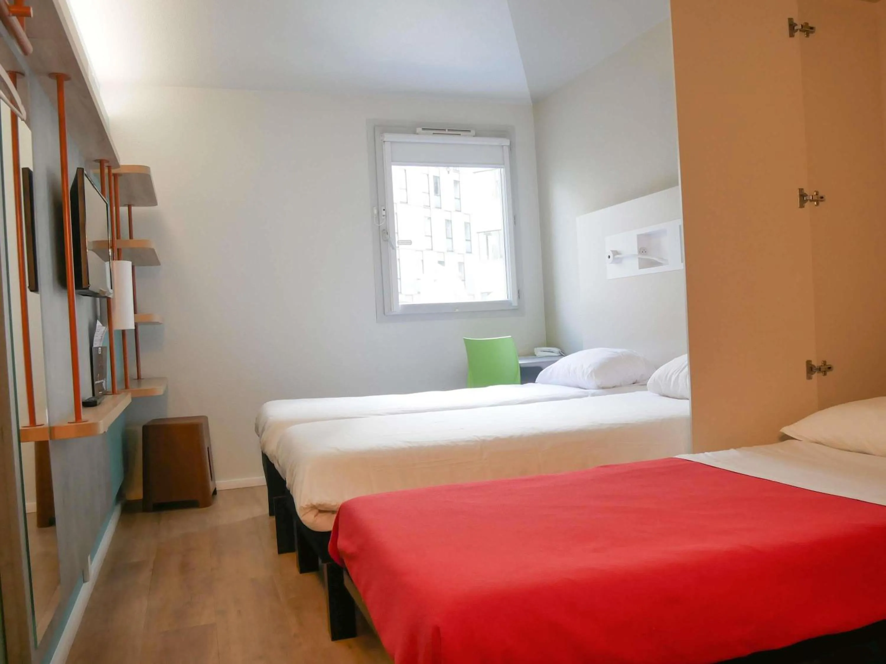 Bedroom, Bed in Ibis budget Dijon Centre Clemenceau