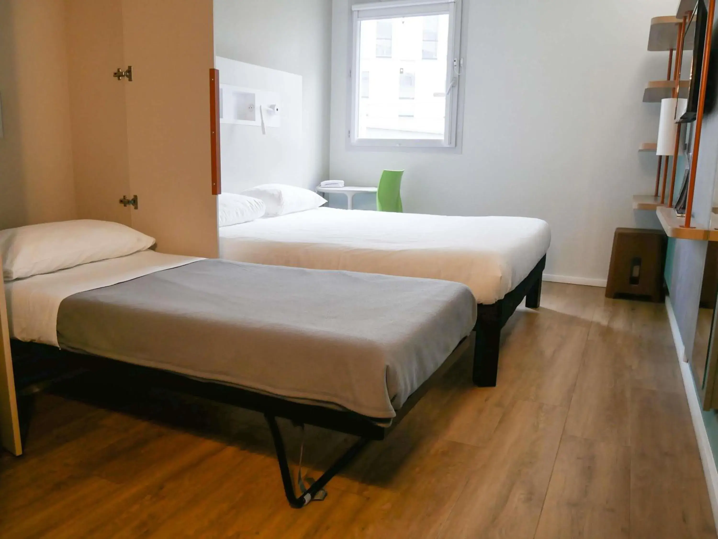 Triple Room with One Double Bed and One Bunk Bed in Ibis budget Dijon Centre Clemenceau Triple Room with One Double Bed and One Bunk Bed in Ibis budget Dijon Centre Clemenceau