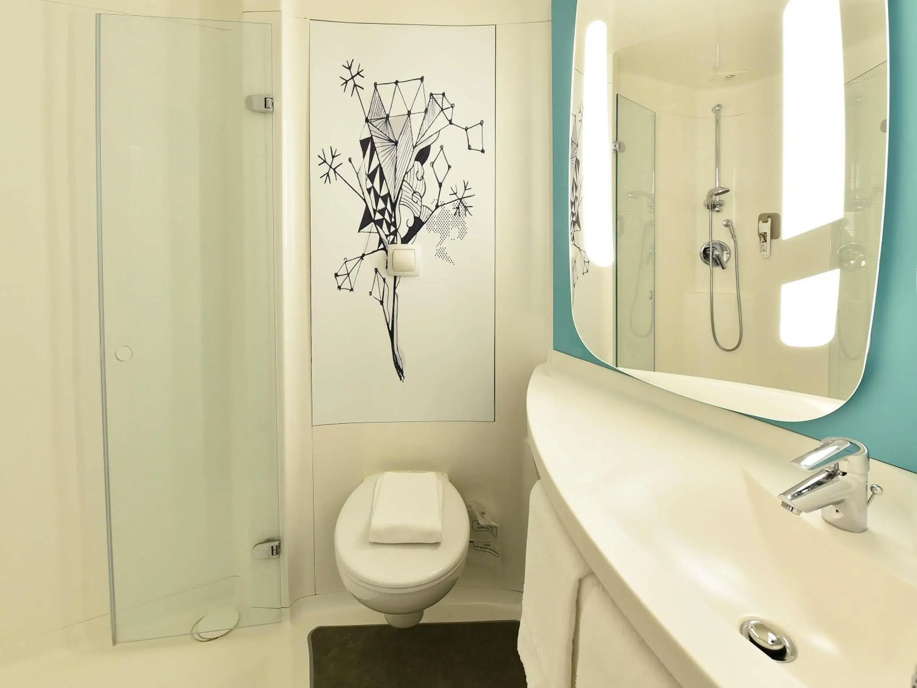 Triple Room with One Double Bed and One Bunk Bed in Ibis budget Dijon Centre Clemenceau Triple Room with One Double Bed and One Bunk Bed in Ibis budget Dijon Centre Clemenceau