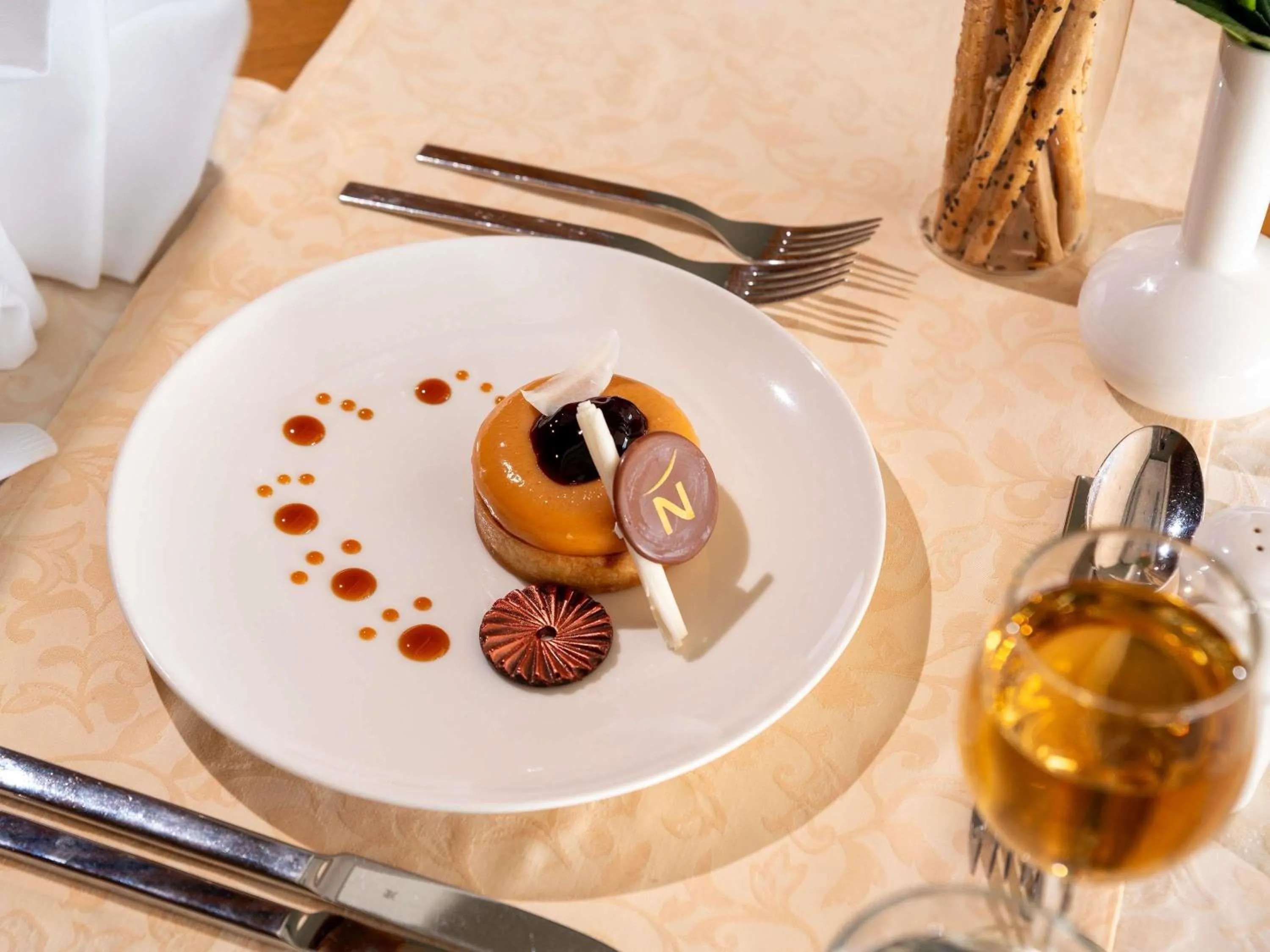 Restaurant/places to eat in Novotel Jazan