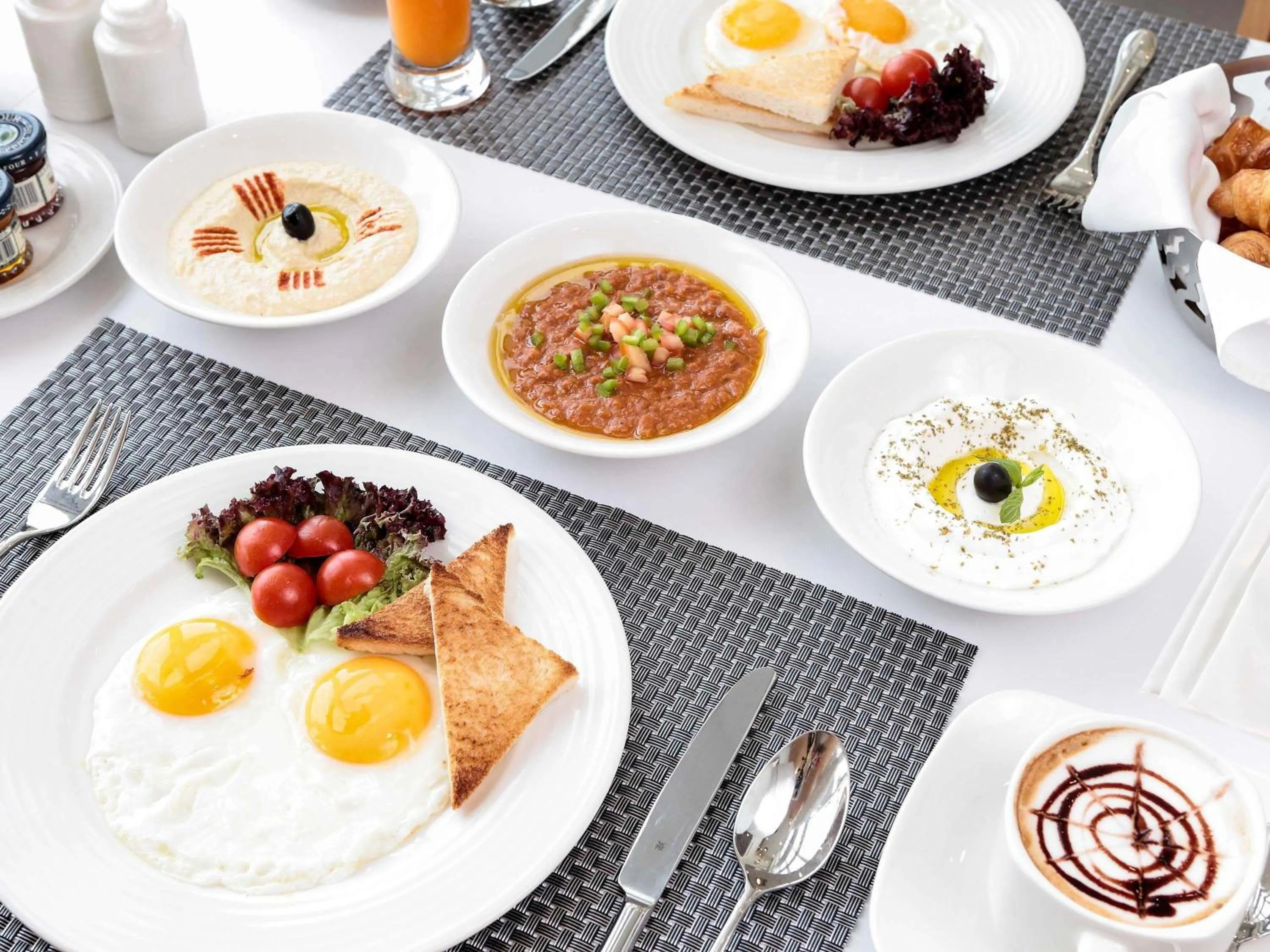 Restaurant/places to eat in Novotel Jazan